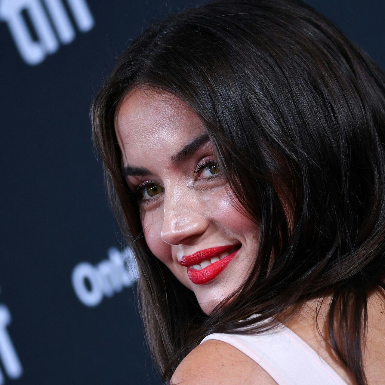 Den cubansk-spanske Ana de Armas har fundet sig en ny flamme.