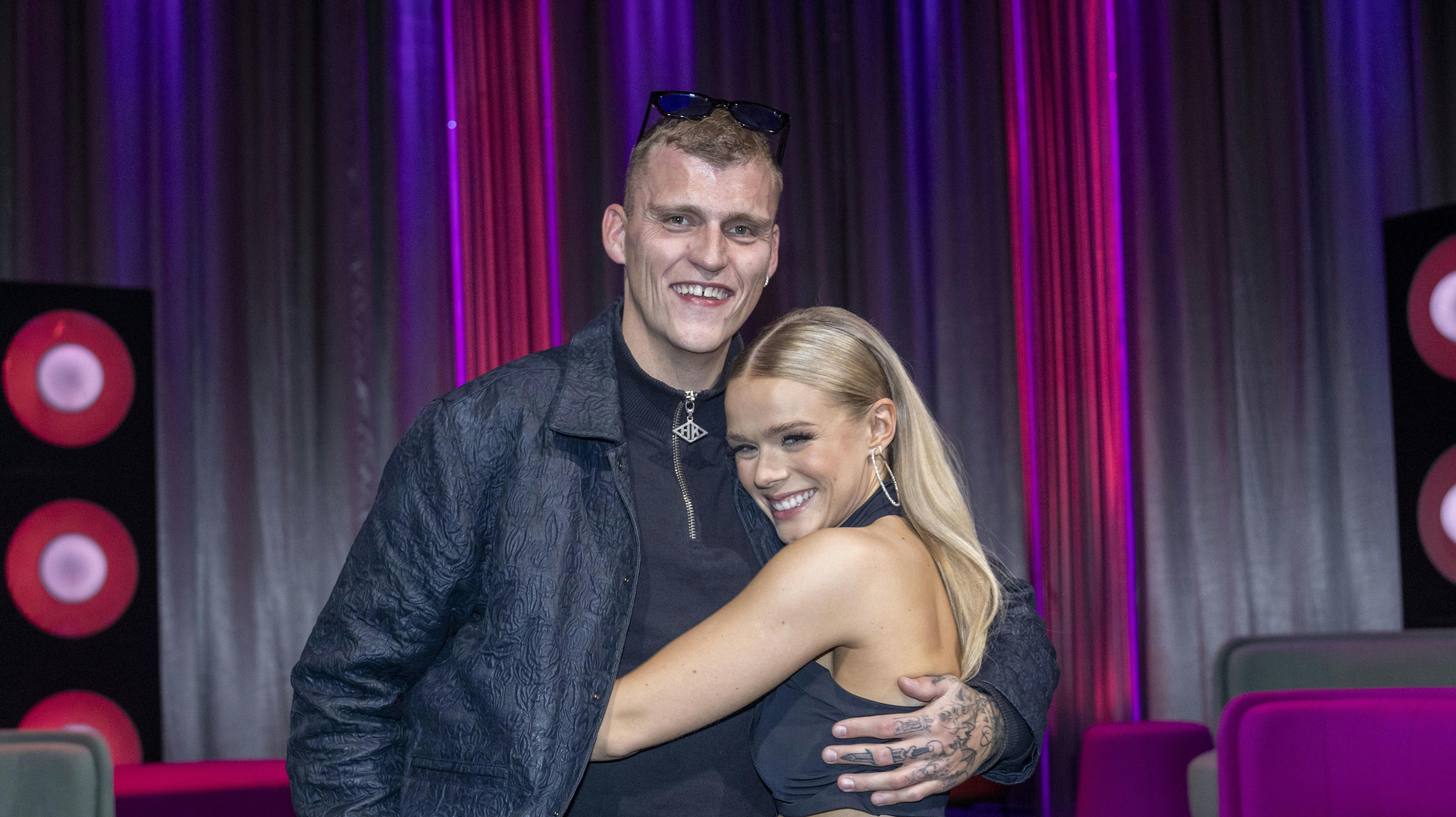 Sebastian Bull har taget et stort skridt i forholdet med Asta Björk. Han rejser nemlig til Island og holder jul med svigerfamilien.