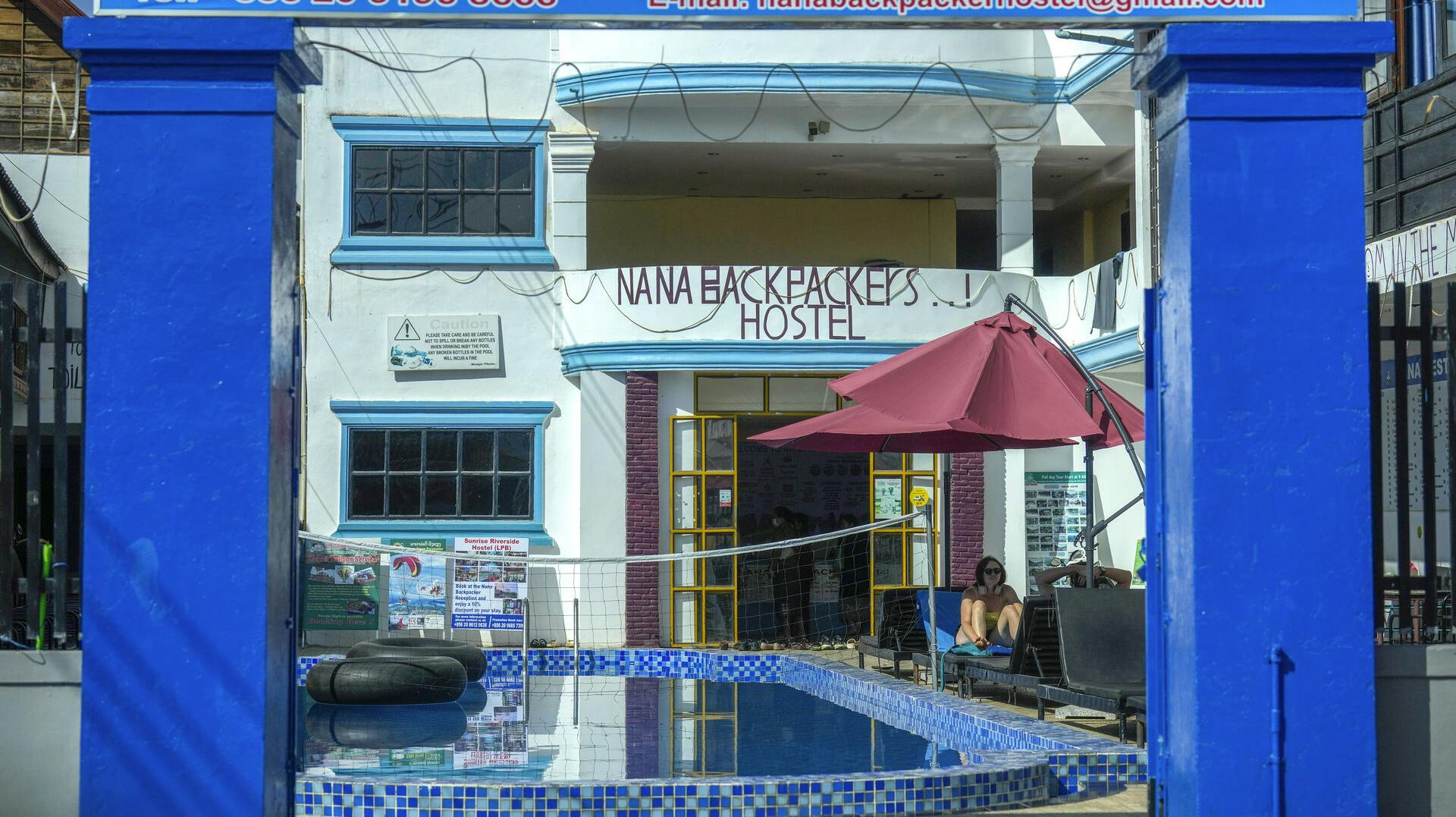 Seks personer er døde og mindst ti er indlagt efter, at de angiveligt har indtaget drinks med metanol i byen Vang Vieng i Laos. Herunder er to danske piger døde.
