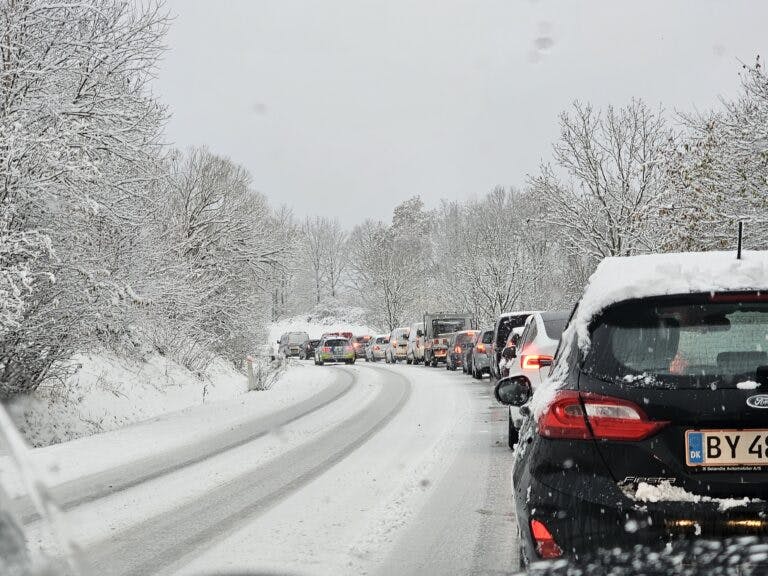 Lidt hvidt på vejene - og så er den gal igen.