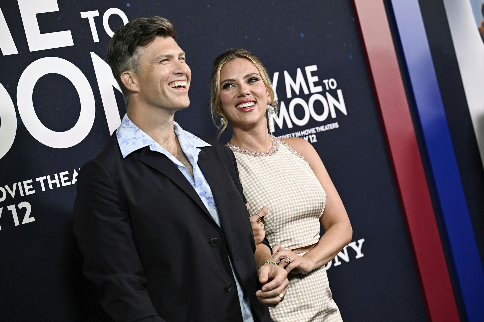 Colin Jost og Scarlett Johansson på den røde løber.