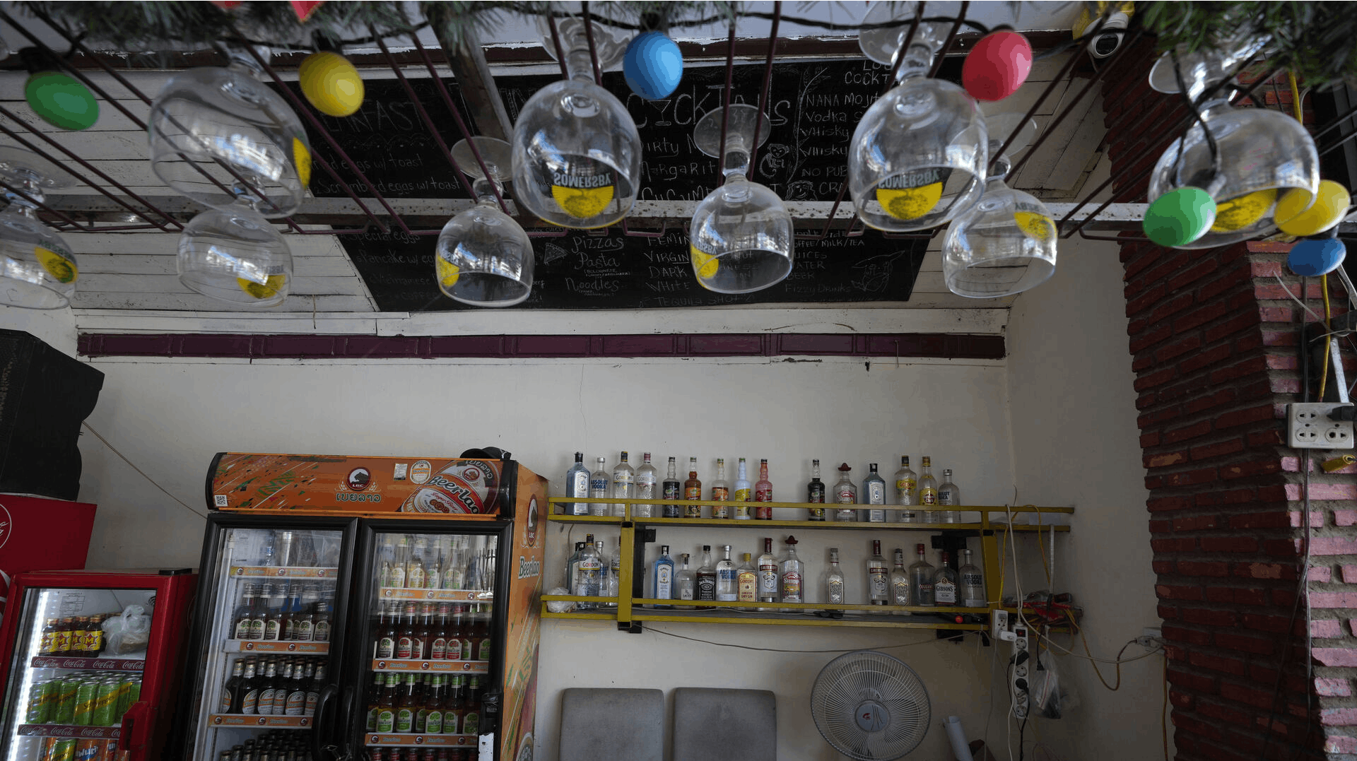 Her ses baren på Nana Backpackers hostel i Vang Vieng, Laos. Det er dog uvist, om de dødbringende drinks, som blandt andet slog to danskere ihjel, blev indtaget her.