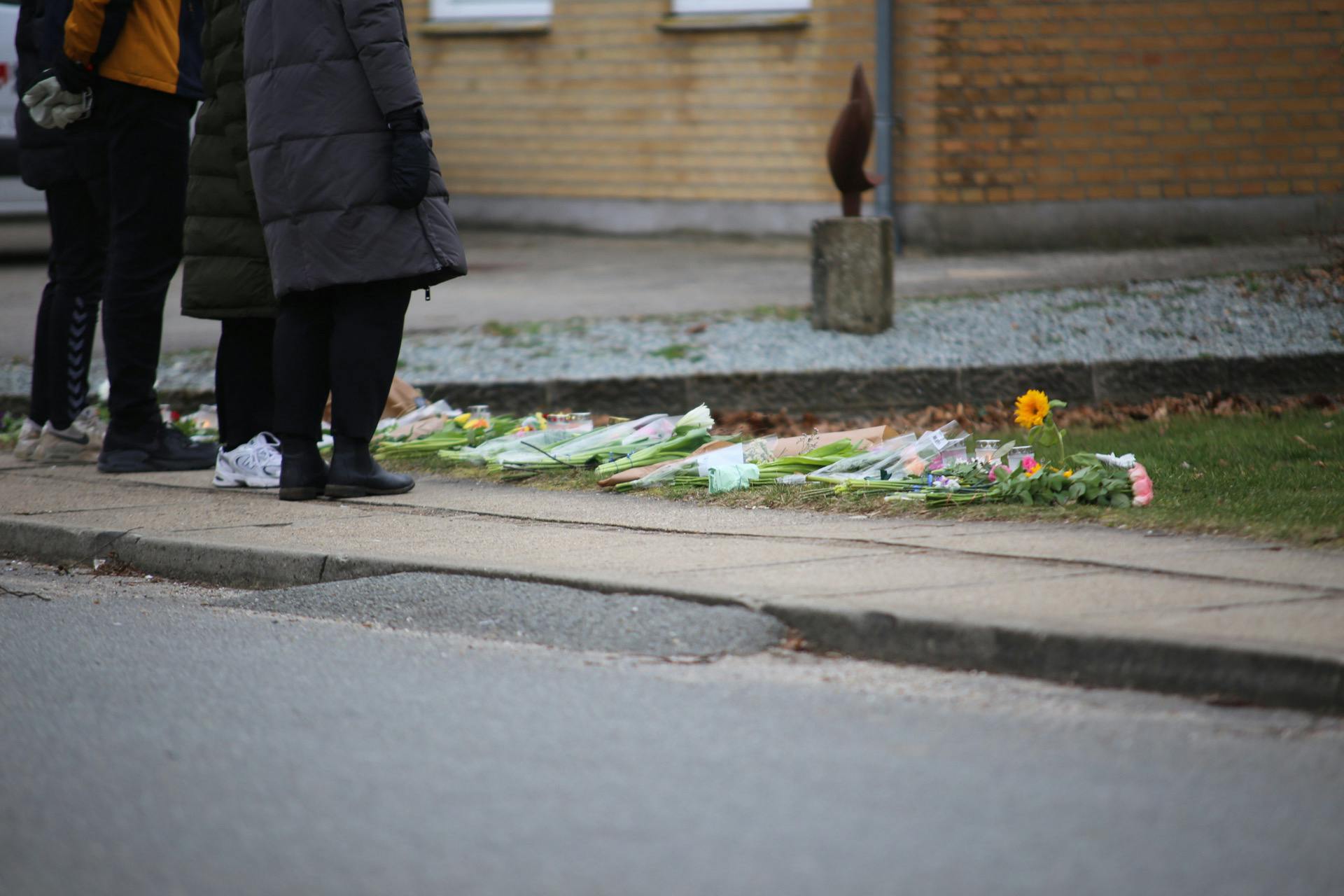 Borgere i Hjallerup efterlod blomster i nærheden af det sted, hvor den 13-årige pige blev brutalt slået ihjel.