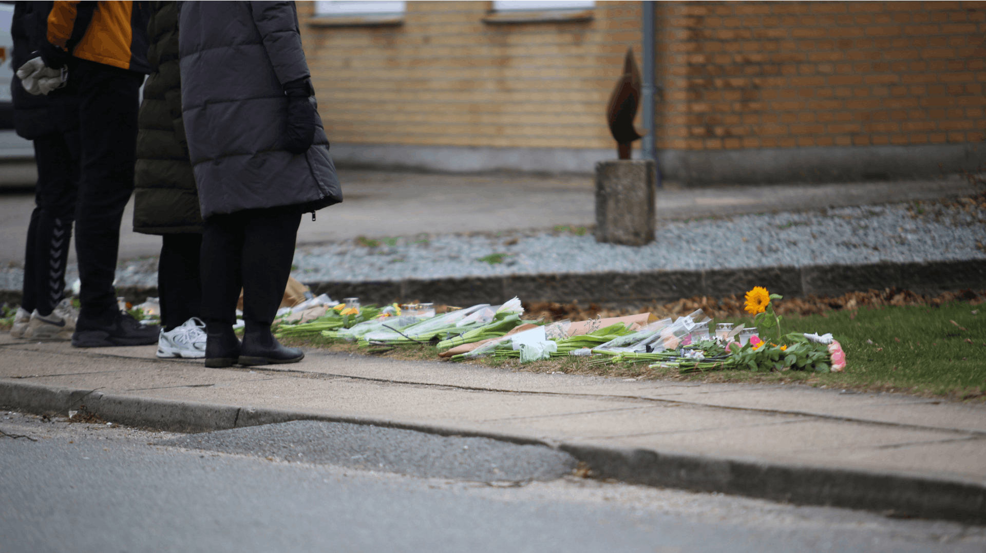 Borgere i Hjallerup efterlod blomster i nærheden af det sted, hvor den 13-årige pige blev brutalt slået ihjel.