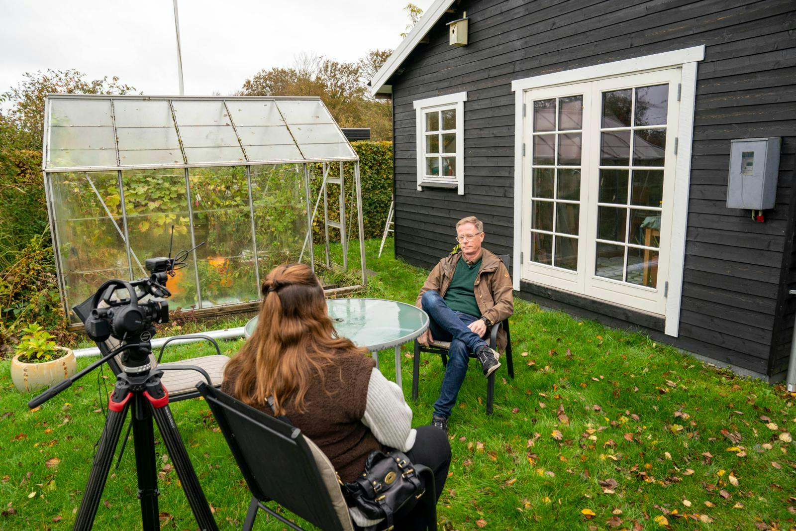 Finn er blevet berømt i Danmark for sin rolle som formanden i "Balladen om kolonihaven".