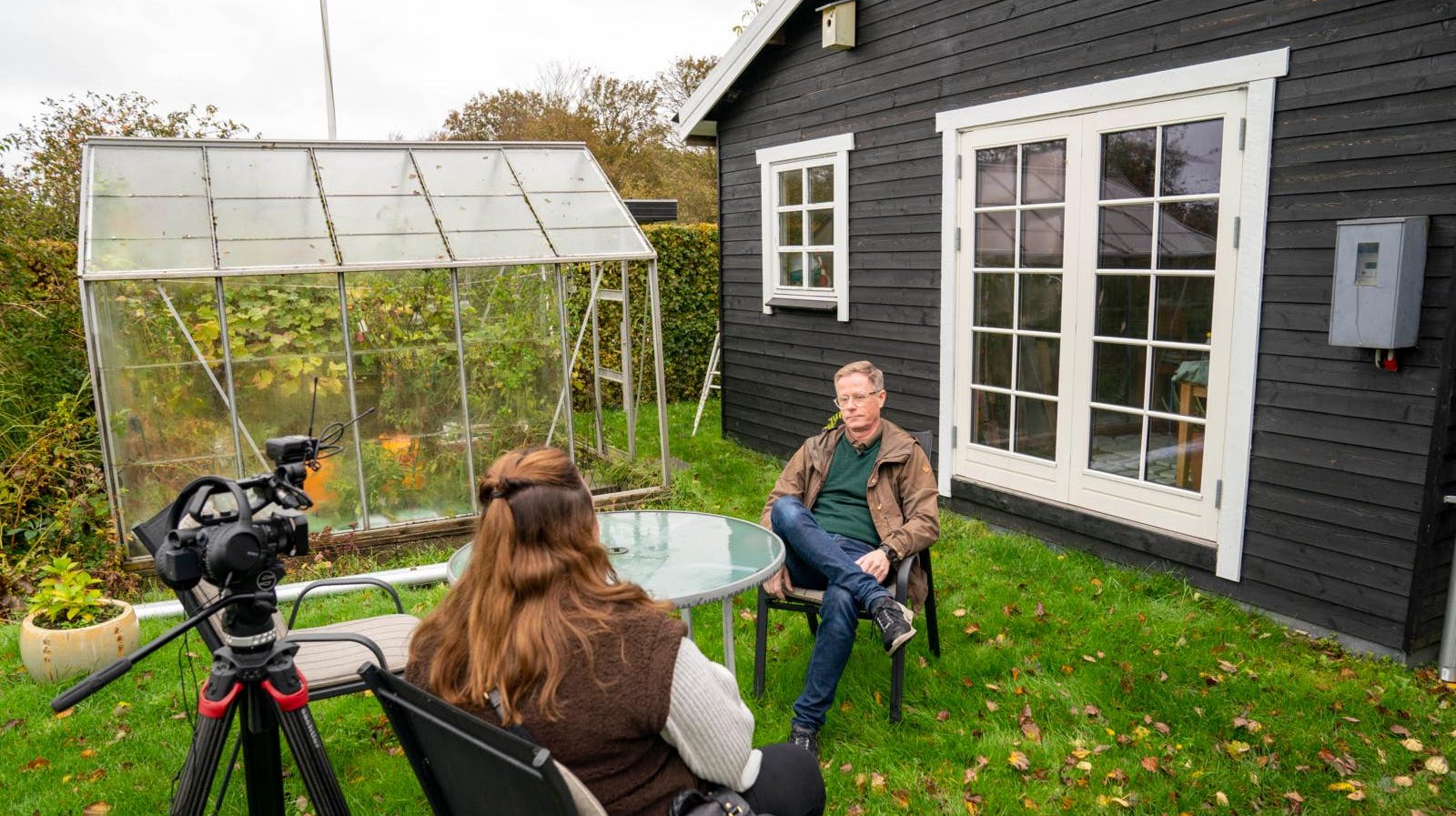 Finn er blevet berømt i Danmark for sin rolle som formanden i "Balladen om kolonihaven".