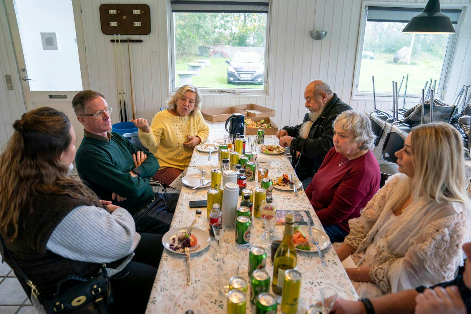 Manden i midten hedder Finn - og der er ikke altid lige behageligt. Hverken for ham eller de andre i det lille samfund.