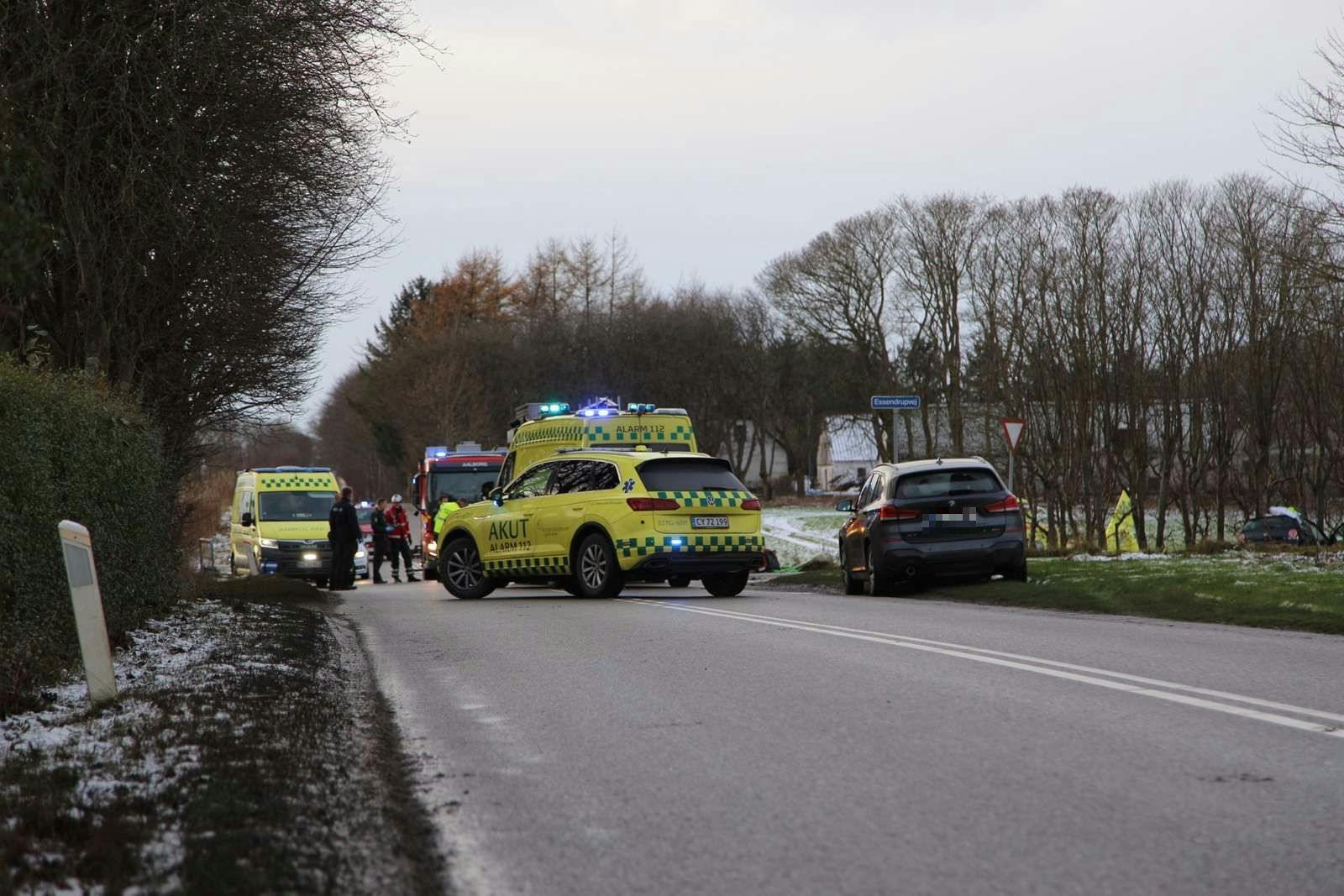 Der er en del ambulancer og politibiler ved ulykkesstedet.