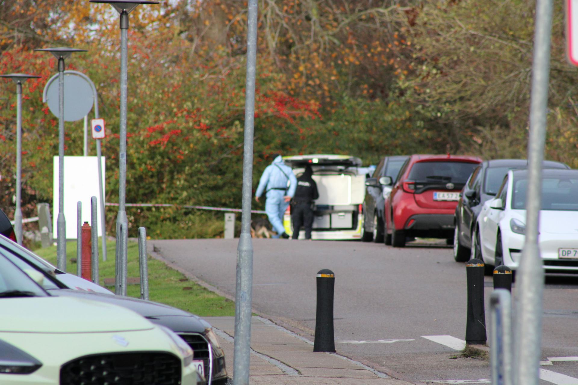 Et større område har lørdag været spærret af politiet i Sønderborg. Ifølge det lokale medie jv.dk skal det være på grund af en dræbt kvinde.