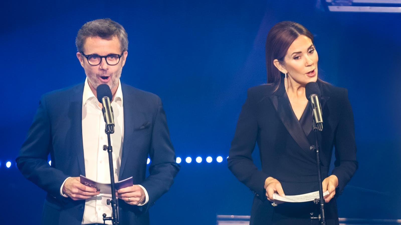 Tættere får vi ikke dronning Mary på en mikrofon i denne omgang, selvom hun tidligere i dag stolt fortalte om podcastprojektet, hvis vigtigste mission er, at der bliver sagt noget. Men det er altså ikke hendes ord, vi kommer til at høre.