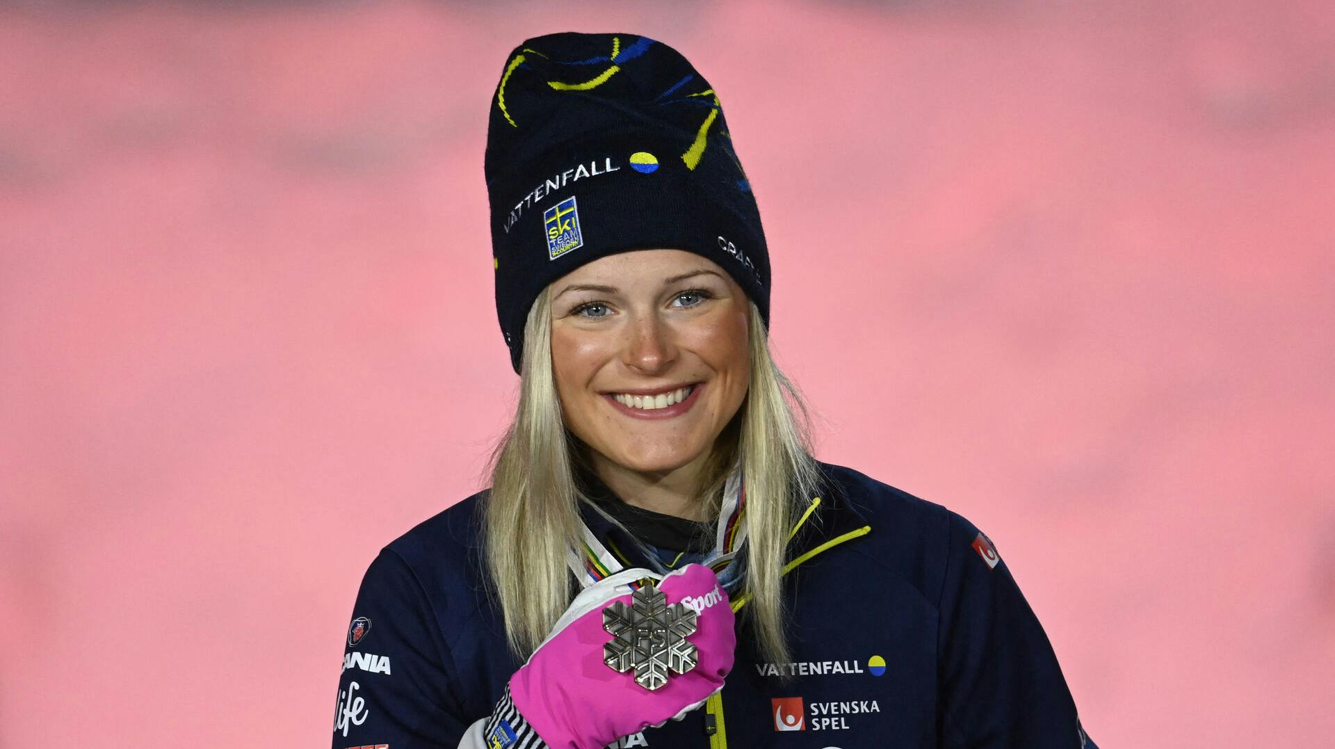 Frida Karlsson reagerer på den triste nyhed. 