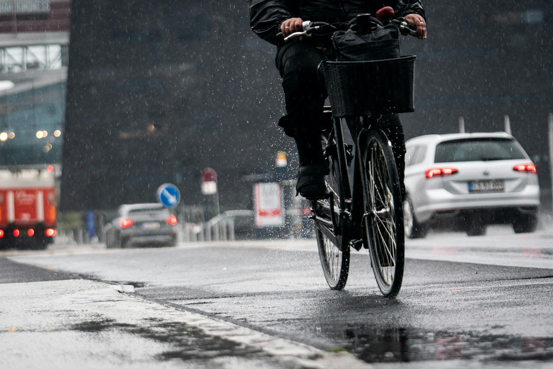 Ifølge DMI vil det være en god ide at finde regntøjet frem. 