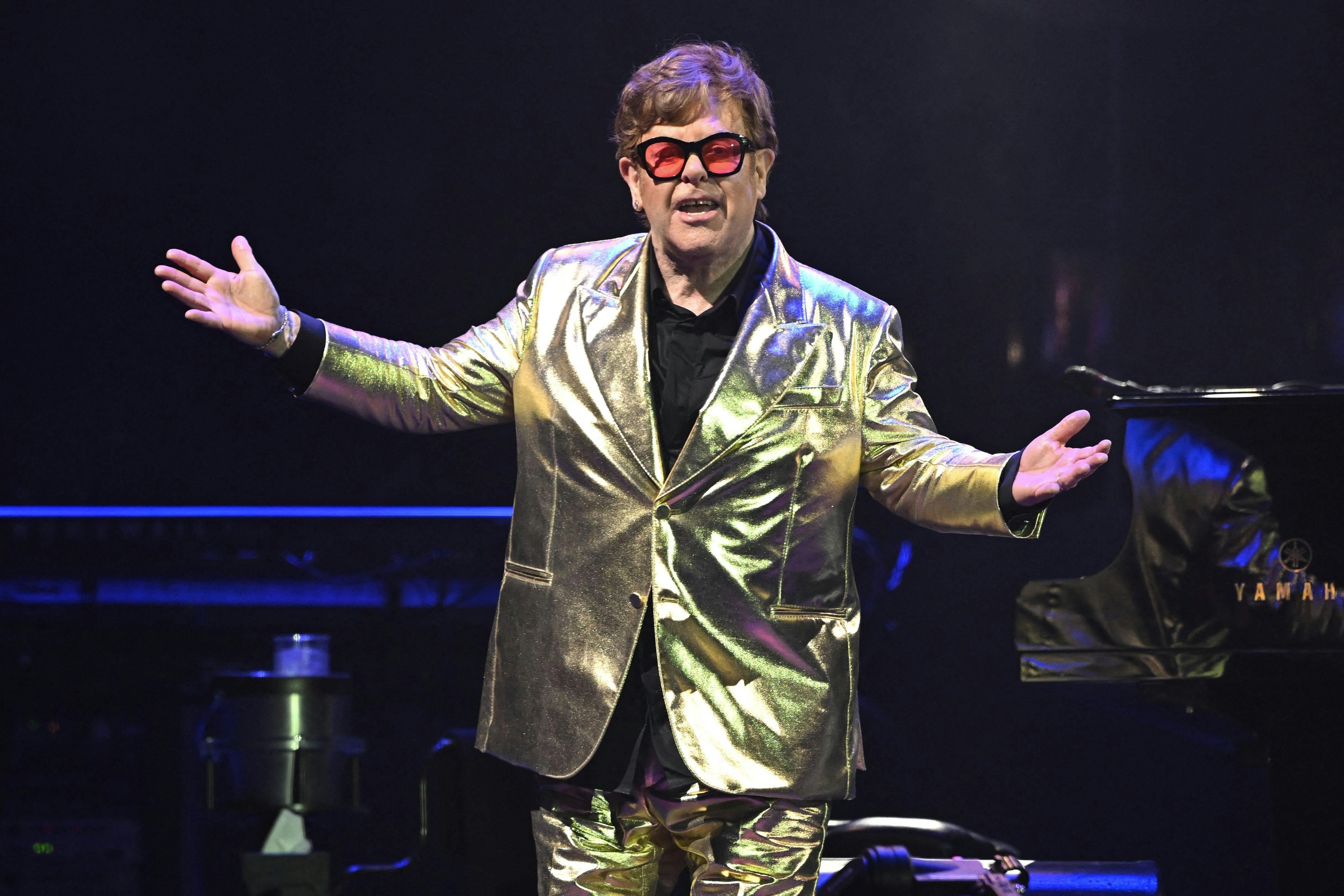 Elton John er ved godt mod, trods han kæmper med at kunne se. 