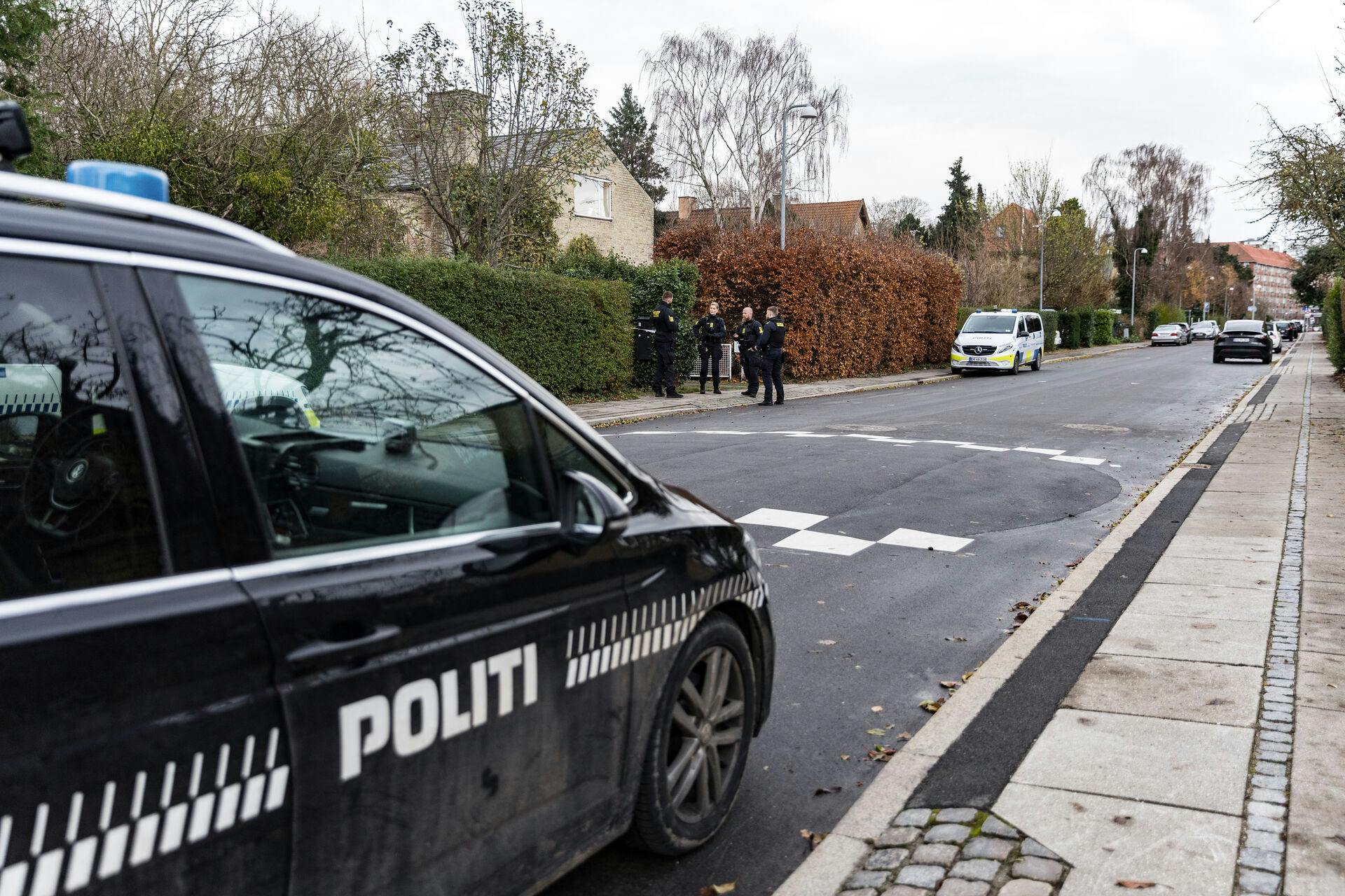 Politiet er til stede ved en villa på Hoffmeyersvej på Frederiksberg mandag d 25 nov 2024