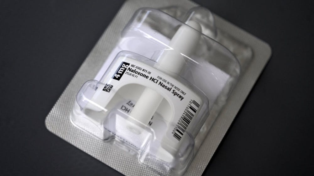 Det er en næsespray magen til denne, der indeholder stoffet naloxon, som nu kan fås i håndkøb uden recept. Næsesprayen er vigtig førstehjælp til personer, der måtte have fået en overdosis af opioider. 