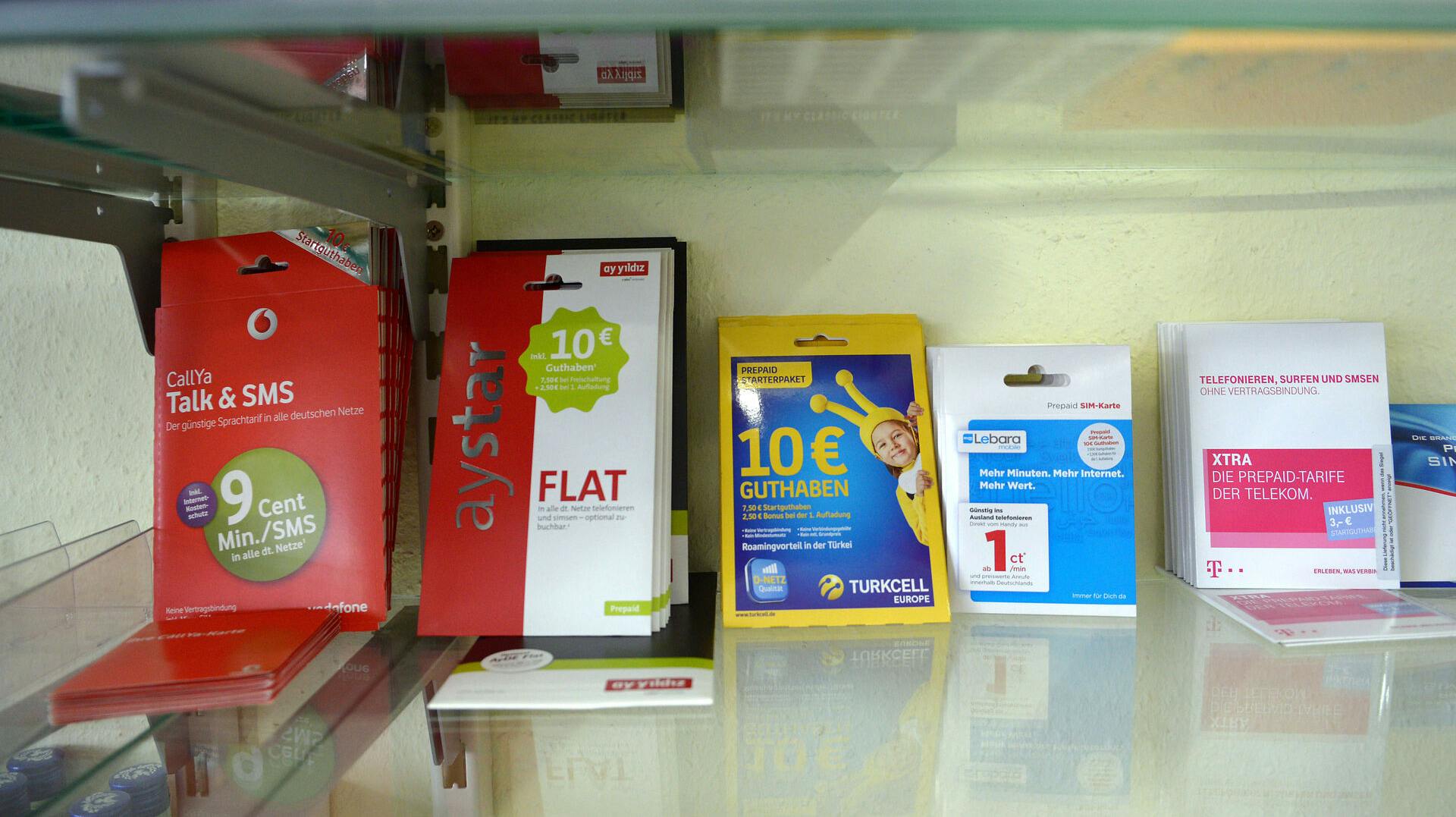 Prepaid Sim-Karten von Vodafone (l-r), aystar, Turkcell, Lebara und T-Mobile liegen am 06.02.2014 in Köln-Ehrenfeld (Nordrhein-Westfalen) in einem Kiosk in einem Regal. Photo by: Henning Kaiser/picture-alliance/dpa/AP Images