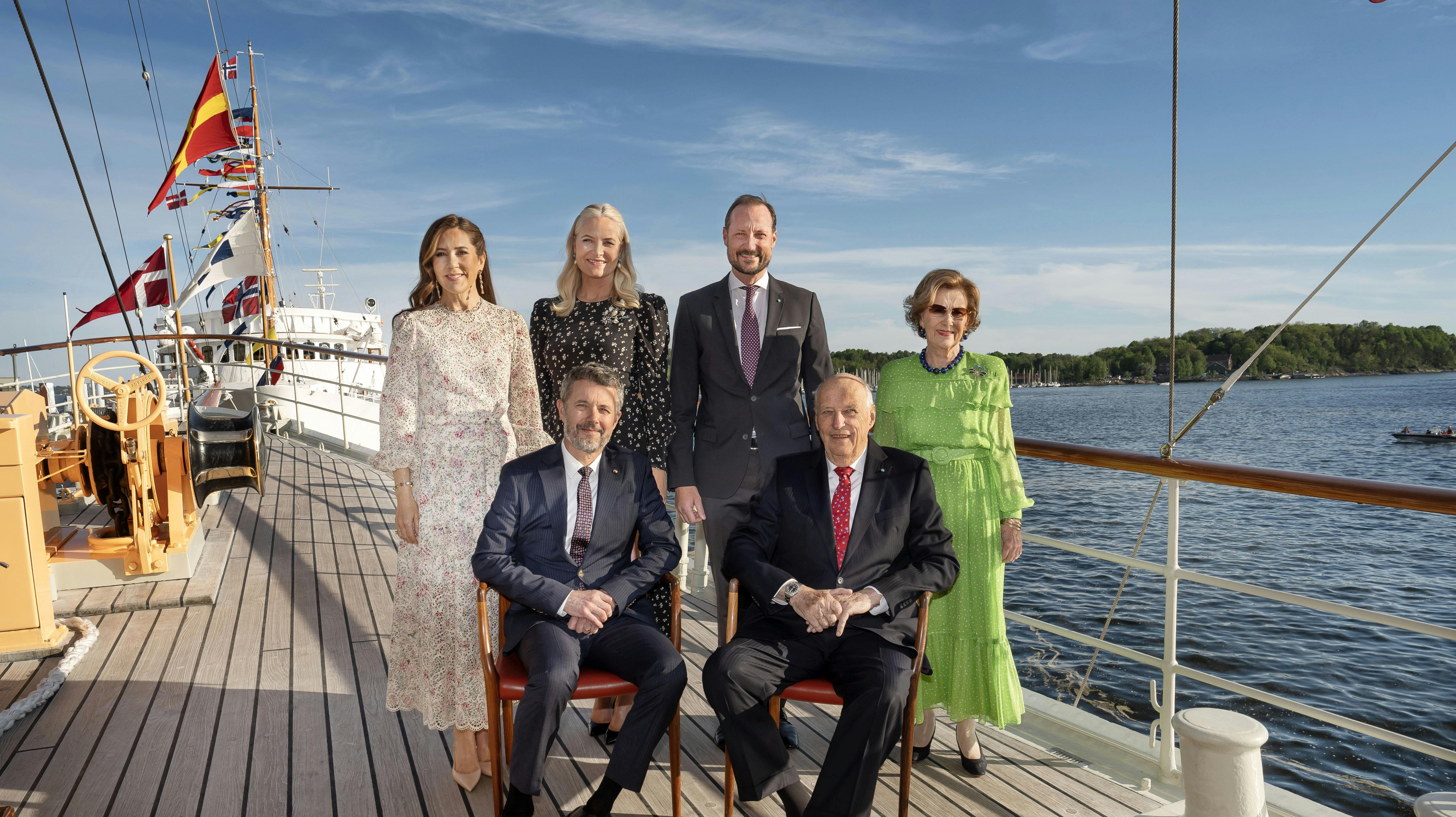De danske og norske royale sammen tidligere i år. Kong Harald og dronning Sonja (til højre i billedet red.) bliver væk fra årets Nobels fredspris.