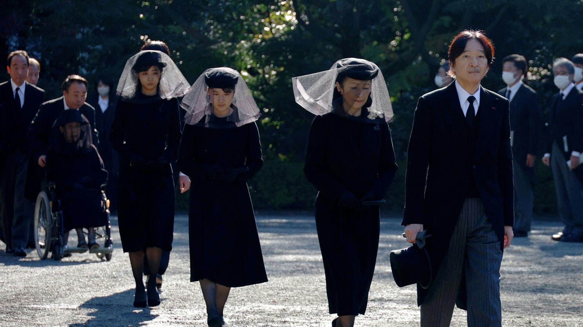 Kronprins Akishino og kronprinsesse Kiko med børnene efter sig, da de sørger ved prinsesse Yurikos begravelse.