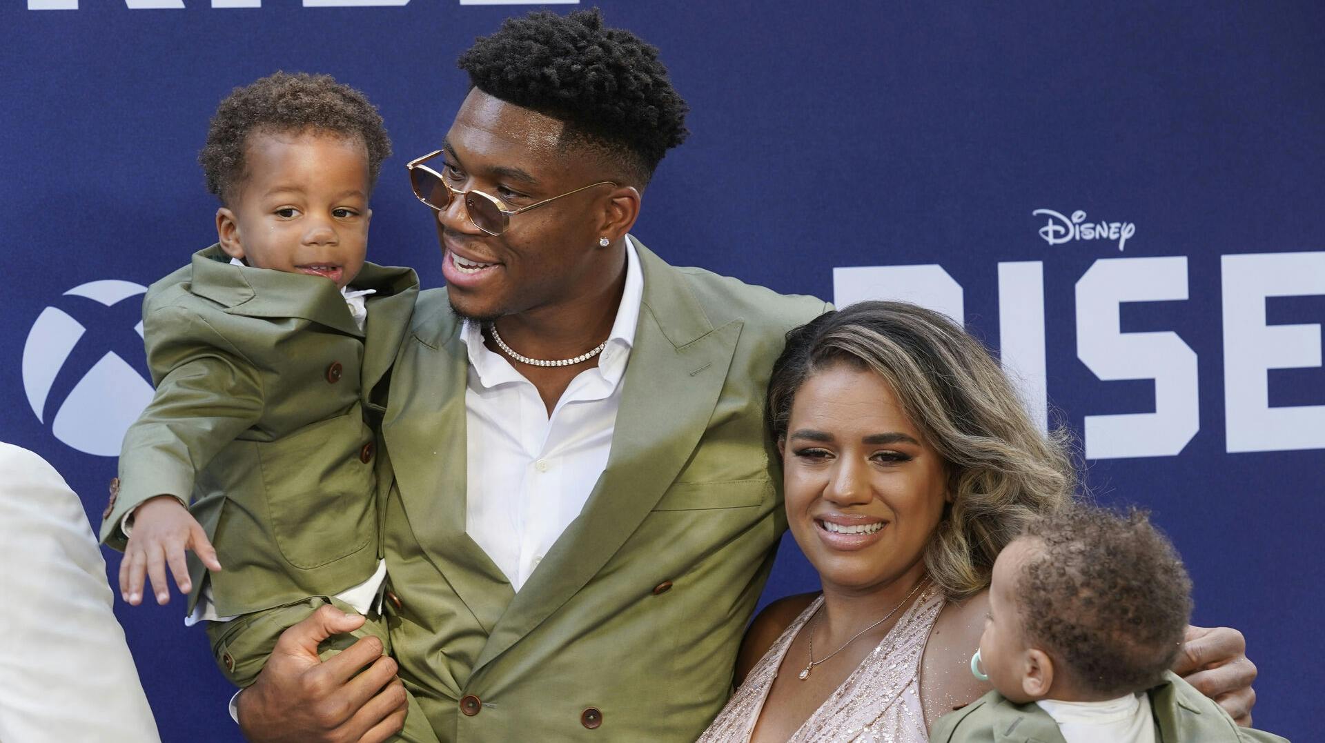 Giannis Antetokounmpo og hustruen Mariah med sønnerne Liam og Maverick i 2022. Siden er datteren Eva også kommet til, og nu er nummer fire på vej.