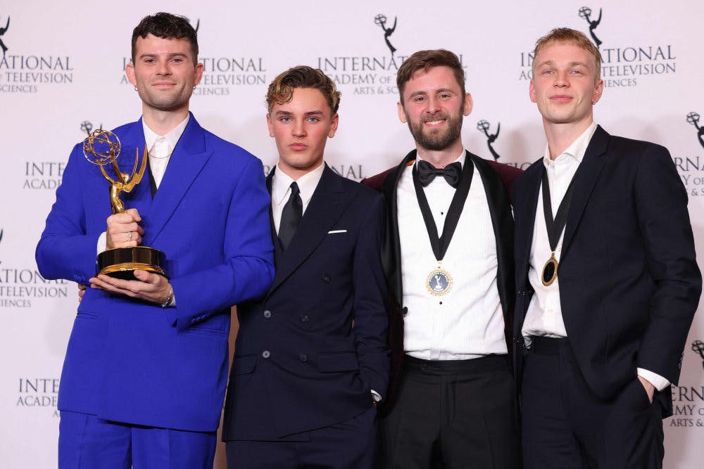 Fra venstre var instruktør Teys Schucany, skuespiller Jonathan Tage Pedersen, producent Mathias Bruunshøj Jakobsen og skuespiller Jacob Spang Olsen til stede ved nattens internationale Emmy Awards, hvor de modtog prisen for Bedste Børne-liveaction med 