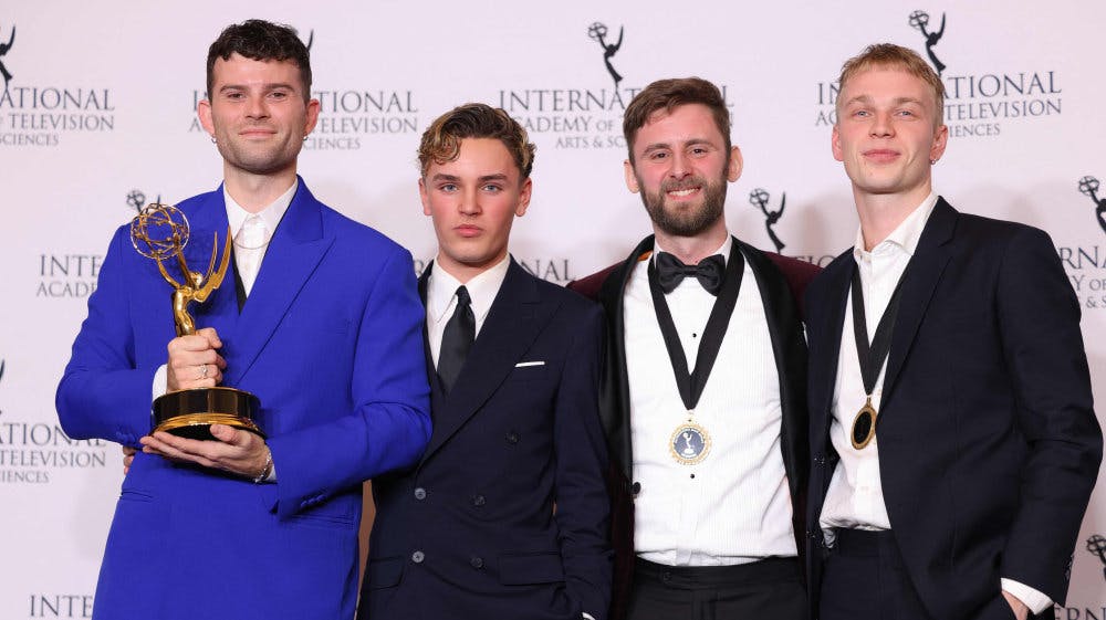 Fra venstre var instruktør Teys Schucany, skuespiller Jonathan Tage Pedersen, producent Mathias Bruunshøj Jakobsen og skuespiller Jacob Spang Olsen til stede ved nattens internationale Emmy Awards, hvor de modtog prisen for Bedste Børne-liveaction med