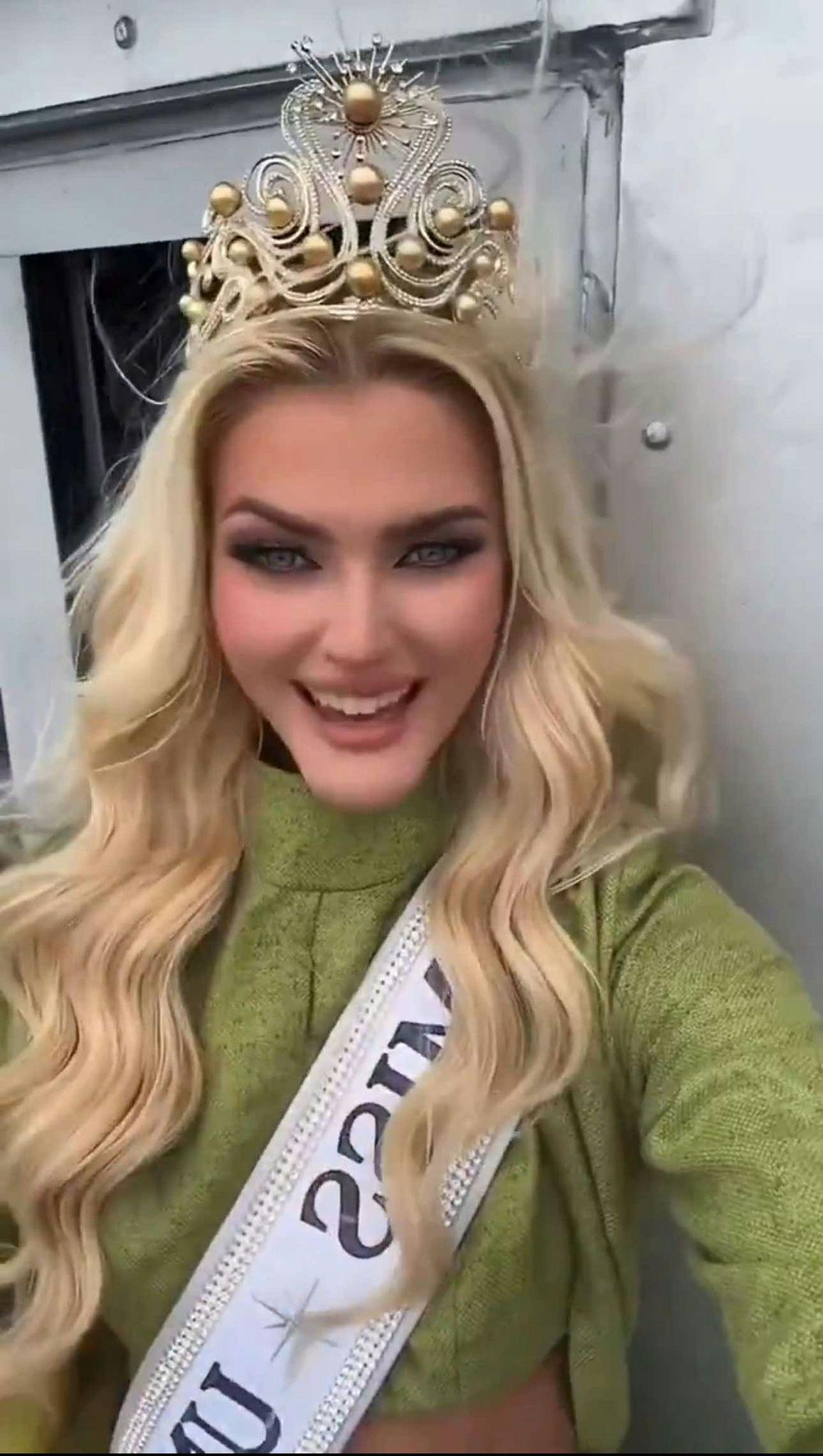 Her ses den danske Miss Universe-vinder i videoen, som også er blevet delt på X.