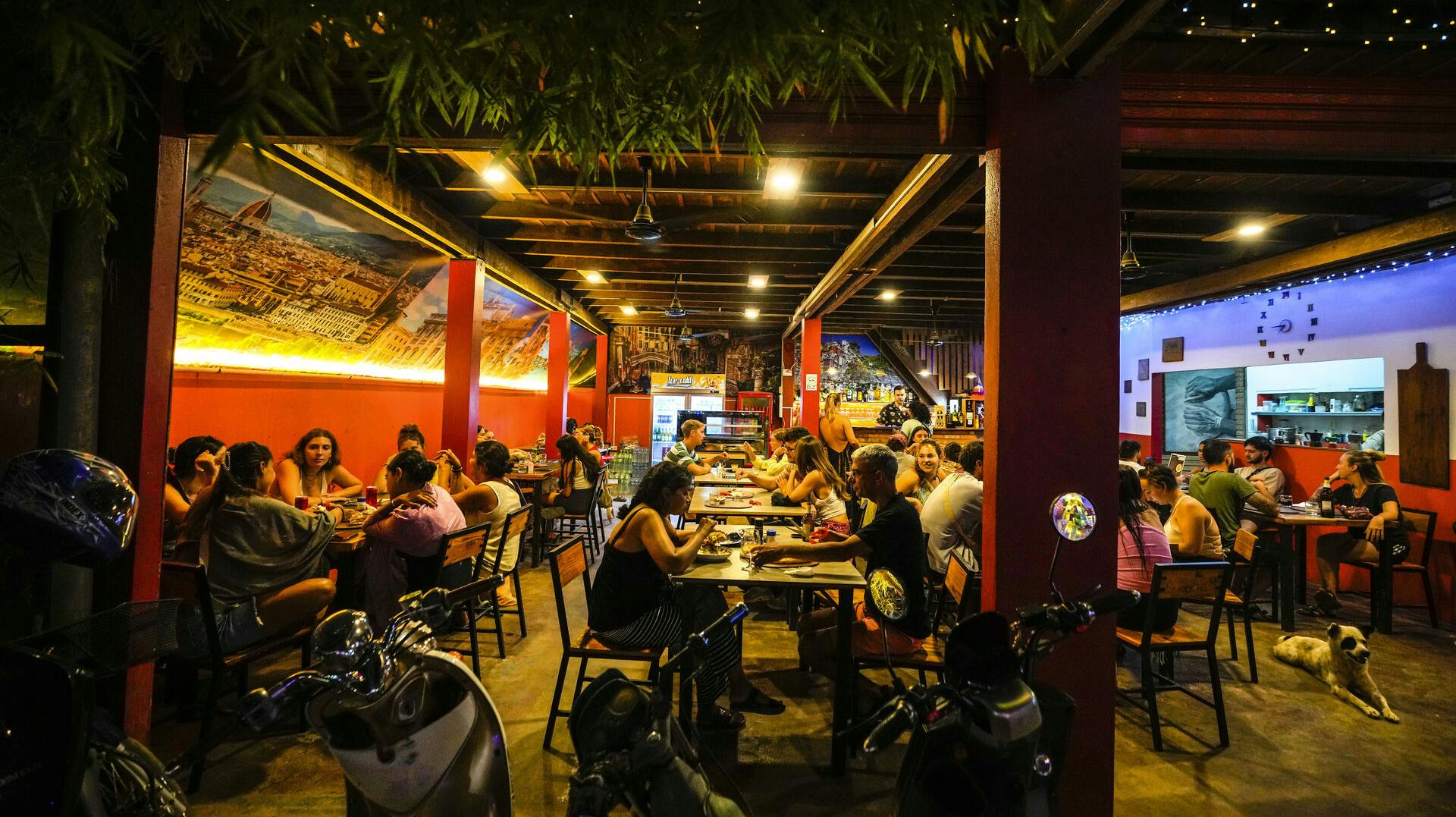 Den britiske backpacker og ven af de to forgiftede danske piger, Ryan er stadig i chok. De havde aftalt at mødes, når de kom hjem.