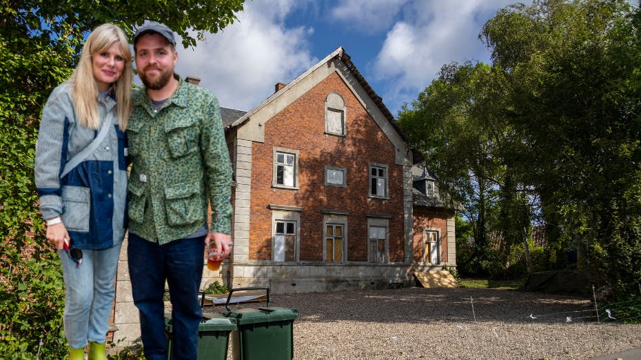 Joakim og Sofie Linde Ingversen er stadig i fuld sving med at renovere deres enorme sommerhus på Langeland.