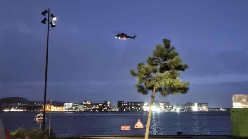 En helikopter afsøger Limfjorden, hvor en person er faldet i onsdag morgen.