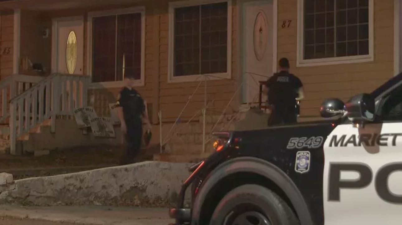 Politiet i Georgia anholdt tidligere på ugen en ung kvinde, der var i gang med at begrave sit nyfødte og døde spædbarn i haven.