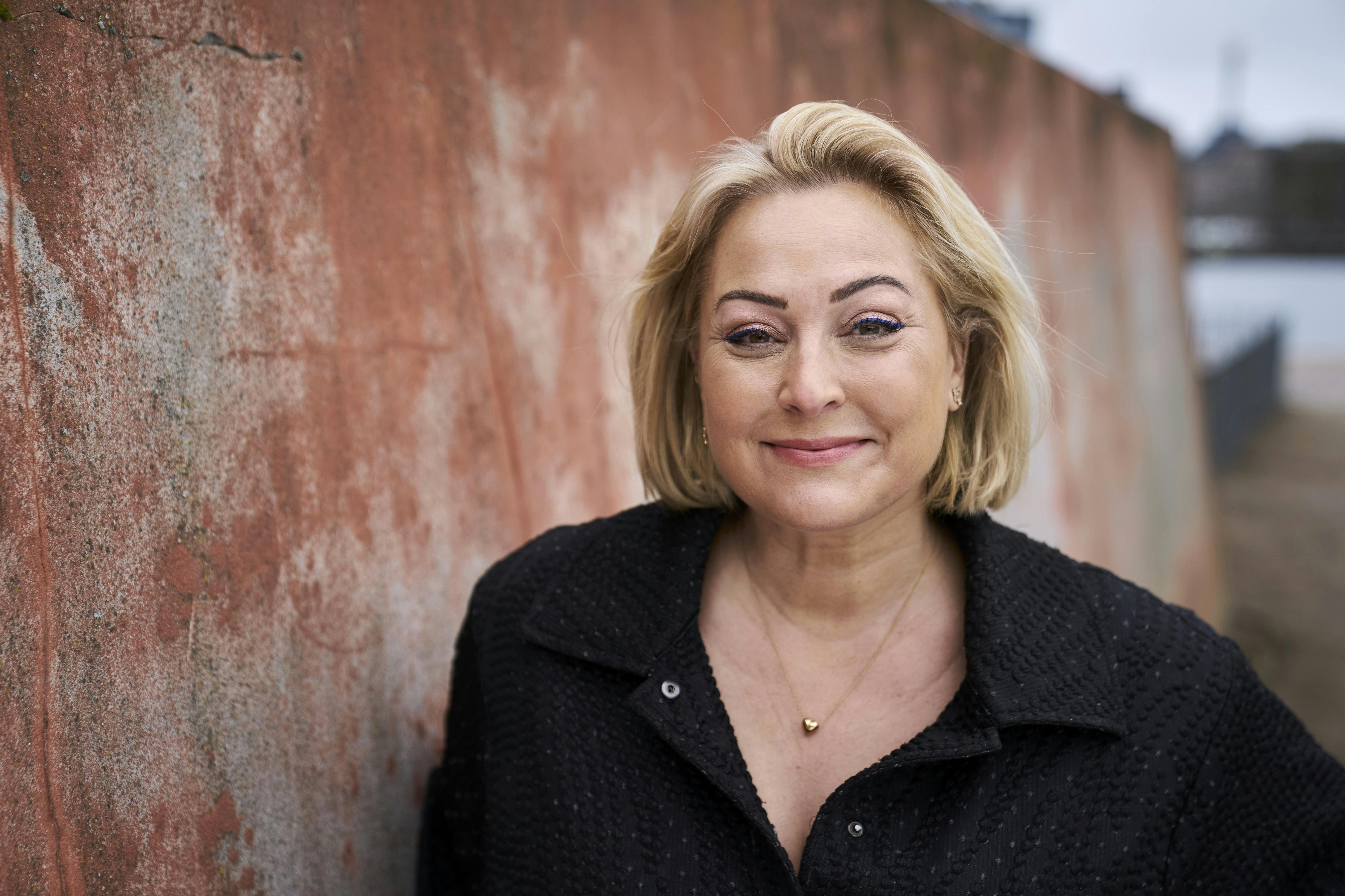 Opgave: Interview med Stéphanie Surrugue, som er aktuel i DR-programmet ”Danskere i verden”. Tid og sted: Cafe Alma, Isafjordsgade 7, 2300 København. Klokken 10. Fotos: Inde, ude, portræt, helfigurStraksfoto: NejJournalist: Laura Dalgård Hansen/Billed BladetFotograf: Søren Jul Lamberth/Aller foto og Video