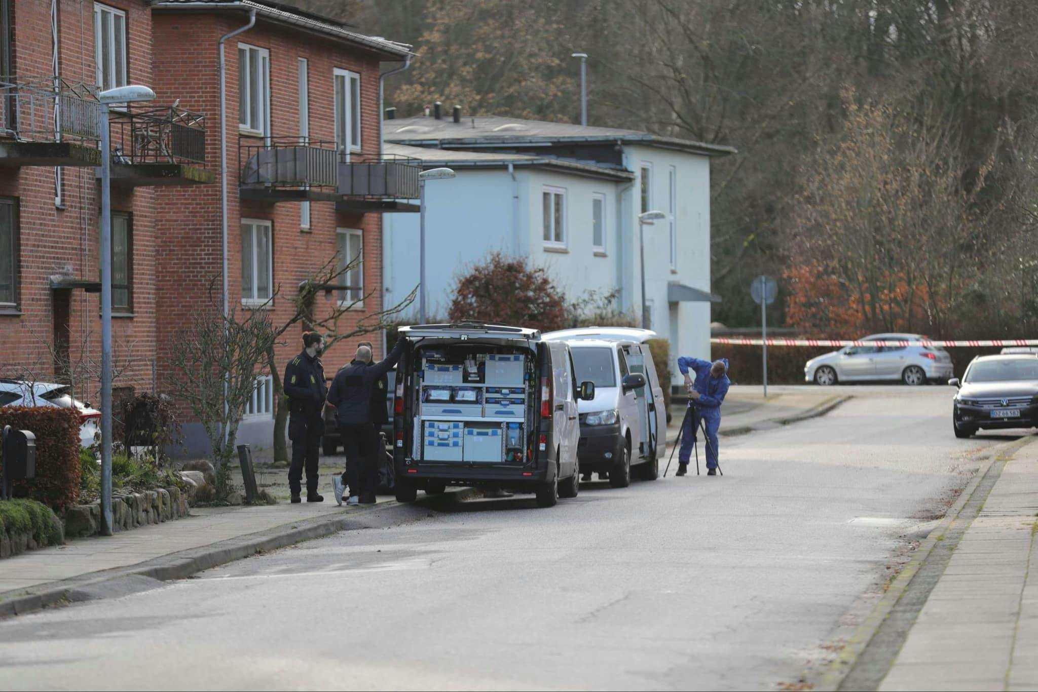 Politiet er lige nu til stede i Vejle med deres teknikere - en 58-årig mand er fundet død under mistænkelige omstændigheder.