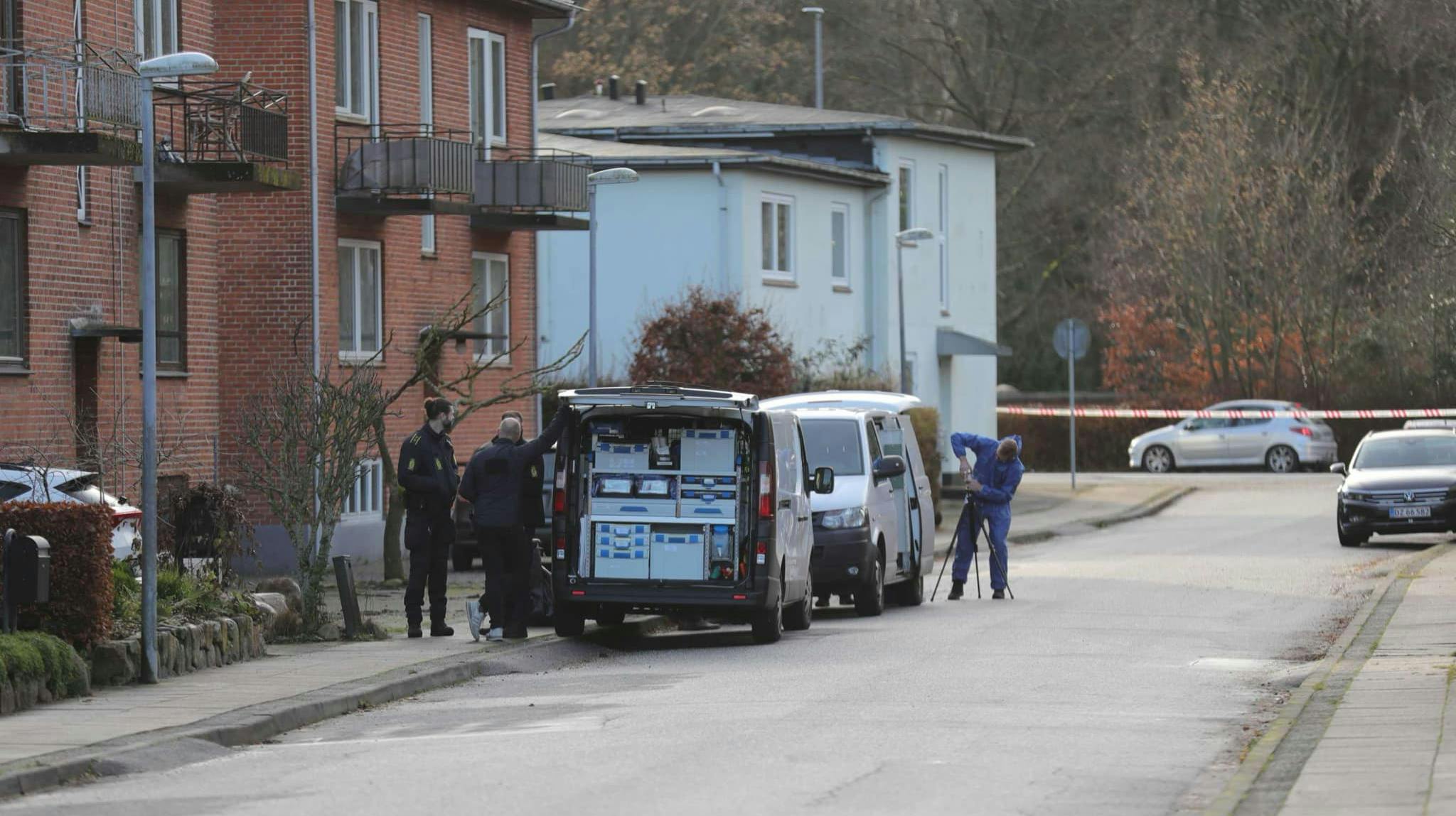 Politiet er lige nu til stede i Vejle med deres teknikere - en 58-årig mand er fundet død under mistænkelige omstændigheder.