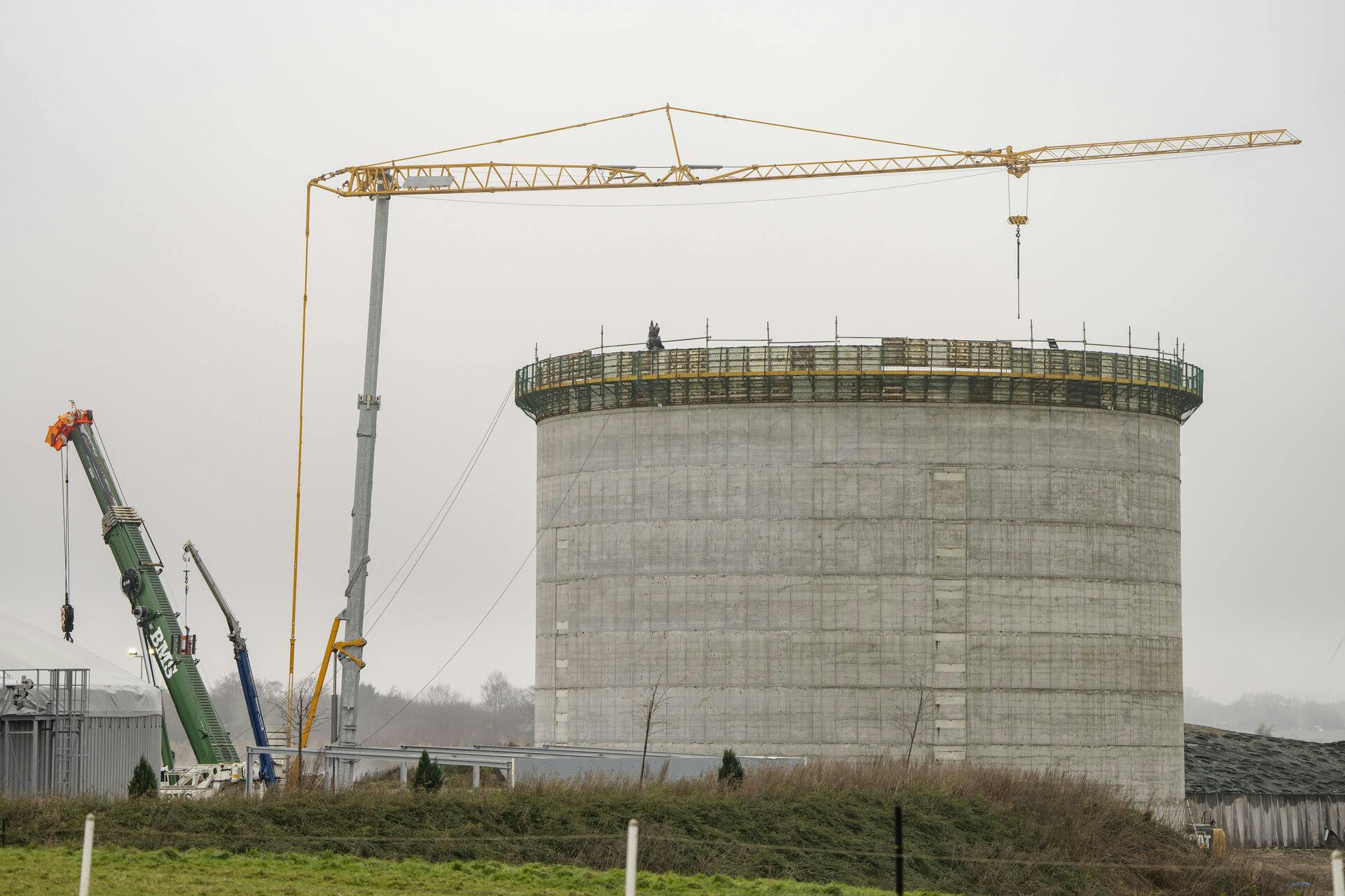 Myndighederne arbejder omkring Flemløse Biogasanlæg ved Glamsbjerg på Fyn onsdag den 27. november 2024. Tirsdag styrtede en silo på anlægget sammen. Mindst to omkom og flere er skadede.. (Foto: Mads Claus Rasmussen/Ritzau Scanpix)