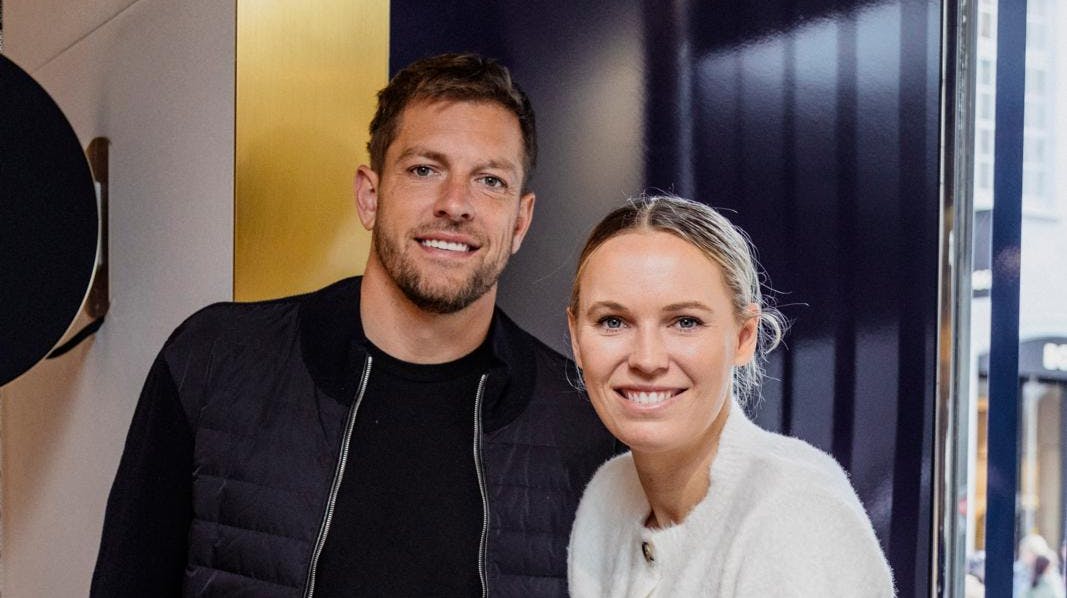 Caroline og David Lee ses her i København under et besøg. Denne måned er hun dog under noget varmere himmelstrøg sammen med sin danske familie.