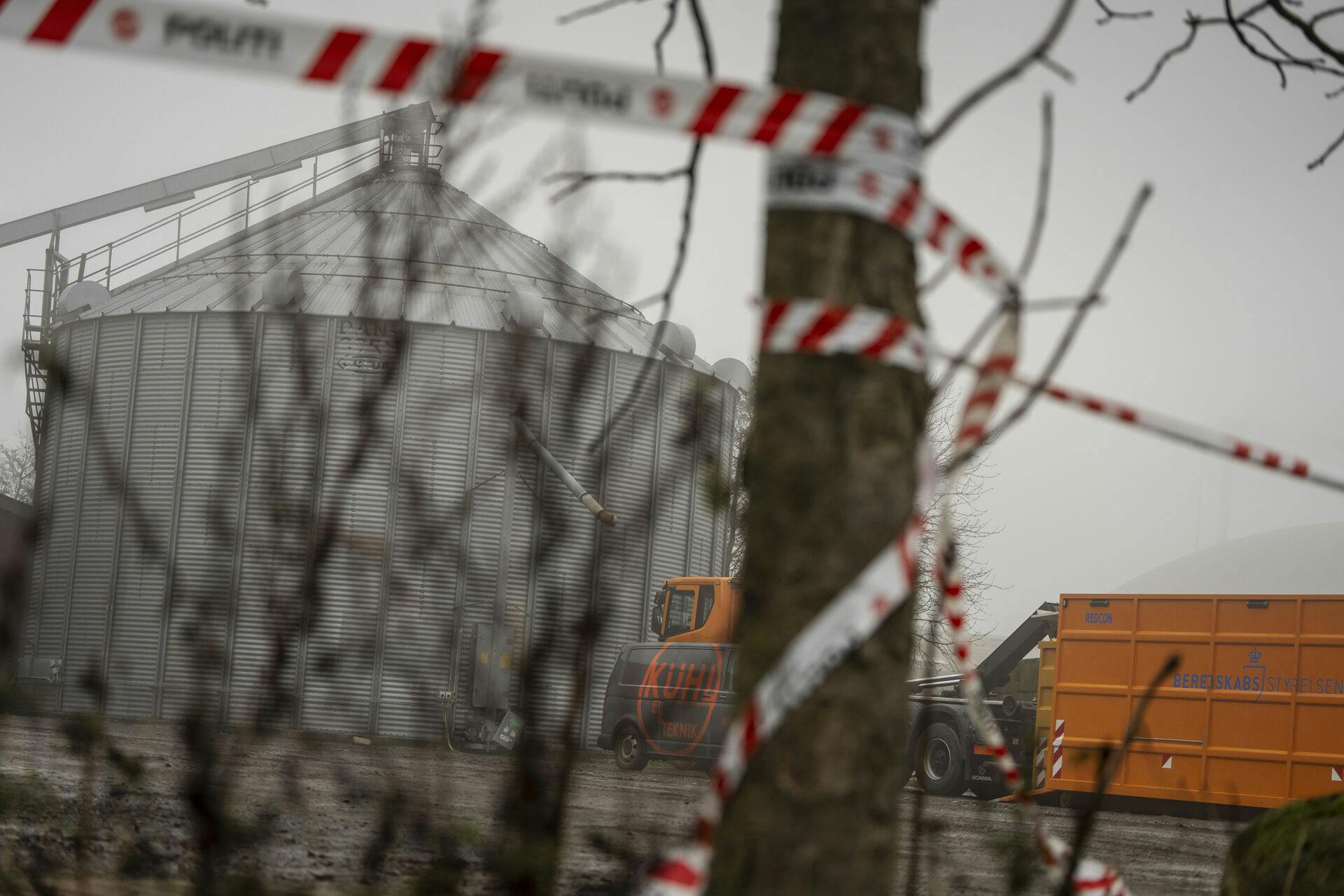 Myndighederne arbejder omkring Flemløse Biogasanlæg ved Glamsbjerg på Fyn onsdag den 27. november 2024. Tirsdag styrtede en silo på anlægget sammen. Mindst to omkom og flere er skadede.. (Foto: Mads Claus Rasmussen/Ritzau Scanpix)