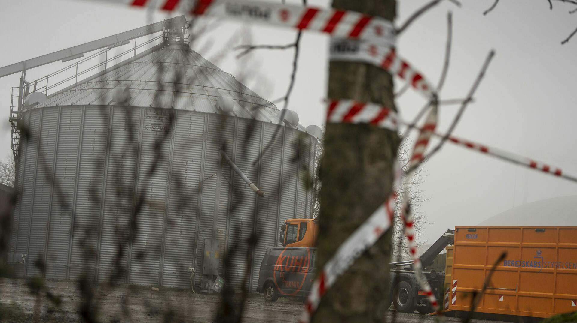 Myndighederne arbejder omkring Flemløse Biogasanlæg ved Glamsbjerg på Fyn onsdag den 27. november 2024. Tirsdag styrtede en silo på anlægget sammen. Mindst to omkom og flere er skadede.. (Foto: Mads Claus Rasmussen/Ritzau Scanpix)