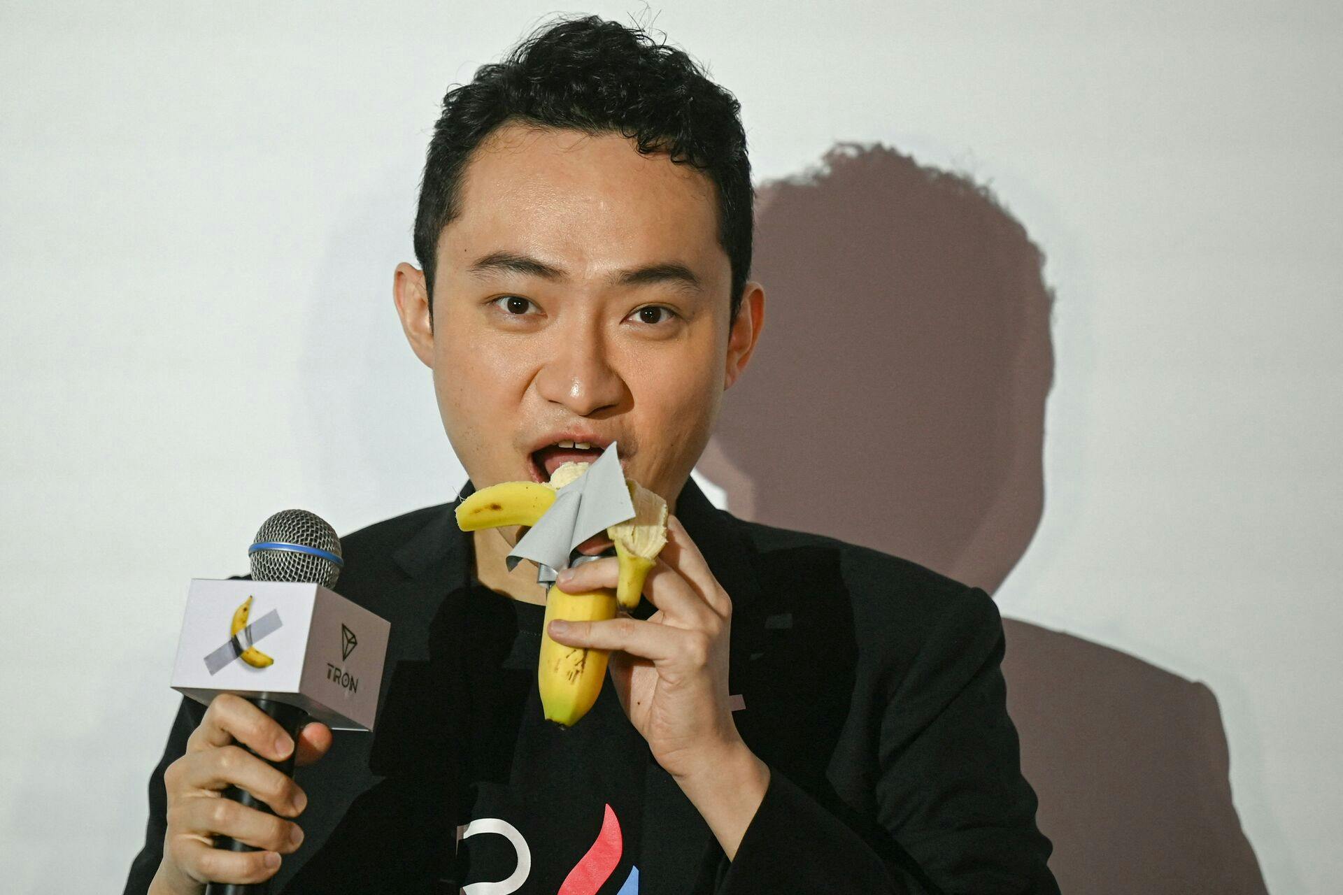 Justin Sun valgte fredag at spise den banan, havde lige havde betalt knap 43 millioner kroner for. 