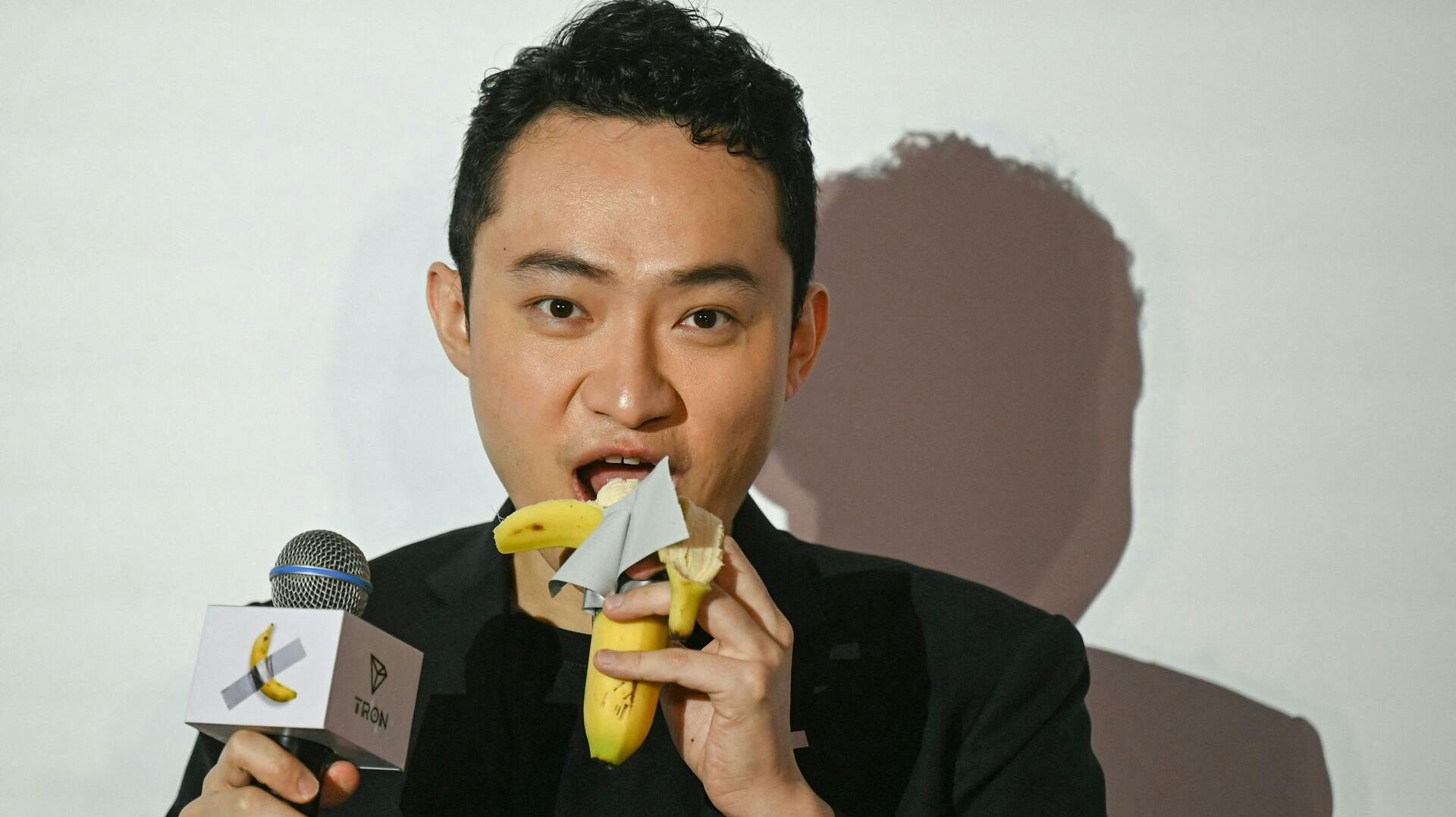 Justin Sun valgte fredag at spise den banan, havde lige havde betalt knap 43 millioner kroner for.