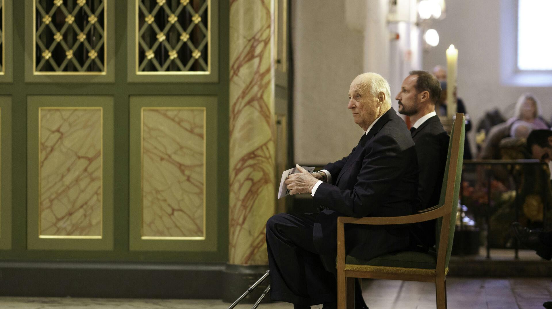 Tættere kom pressen fredag aften ikke på kong Harald og kronprins Haakon under en event i Oslo domkirke. De var nemlig pakket ind i afspærringer og skulle ikke nyde noget af at tale om den pinlige Marius-sag.