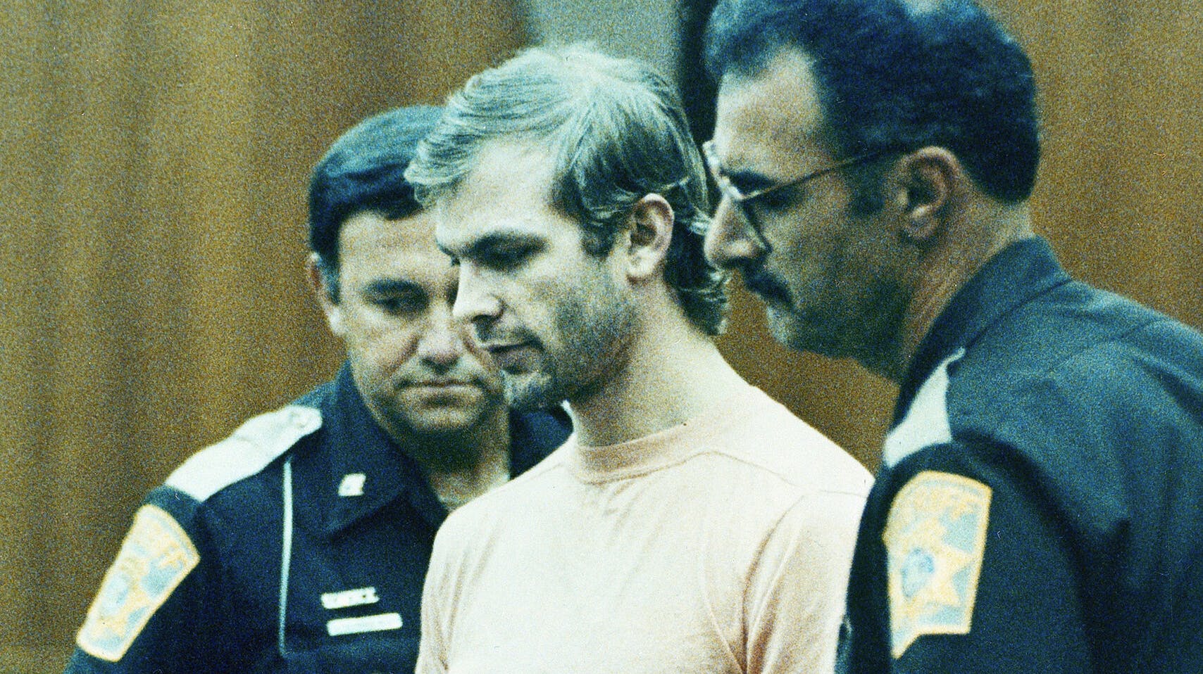 Mens seriemorder Jeffrey Dahmer afsonede sin livstidsdom for utallige uhyggelige drab, blev han overfaldet og dræbt af en medfange