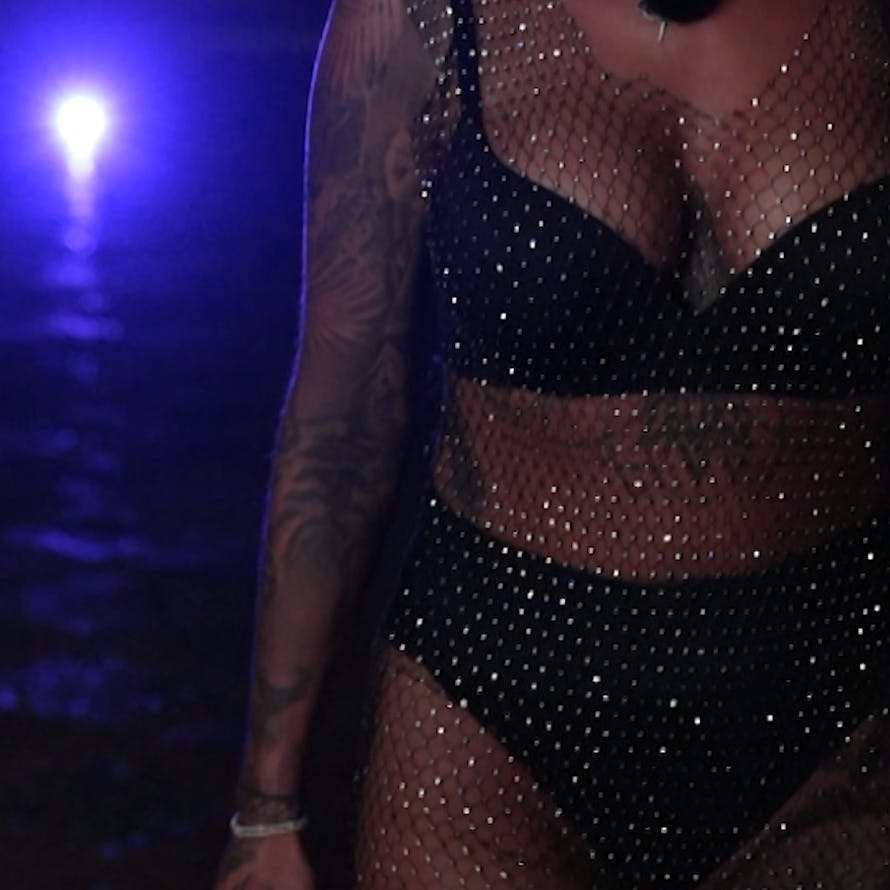 To kvinder ankommer til hotellet. Og det er en, der ligner Rosa Hatting og en, der er iført Christel Trubkas outfit fra Reality Awards.