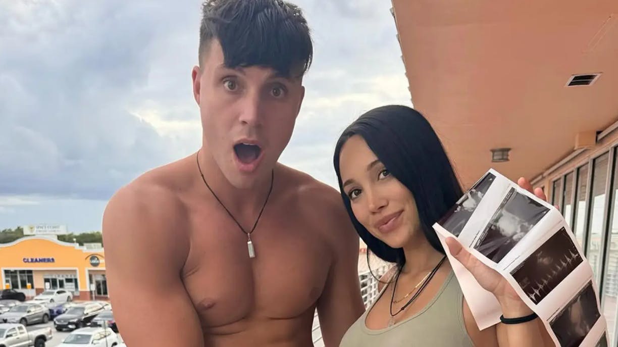 Realitykendis Scarlet Vas og hendes ægtemand, Tayo Ricci, venter en lille pige. Og det har affødt en del kritik - for parret er nemlig stedsøskende.