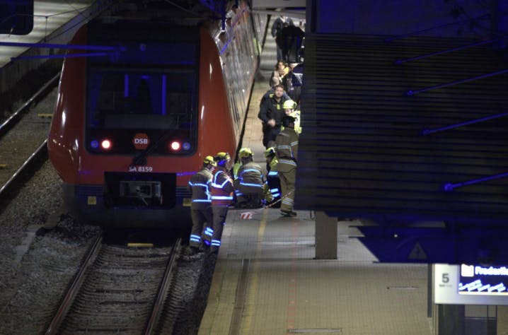 Her hjælper redningspersonalet med at få manden på ret køl igen.