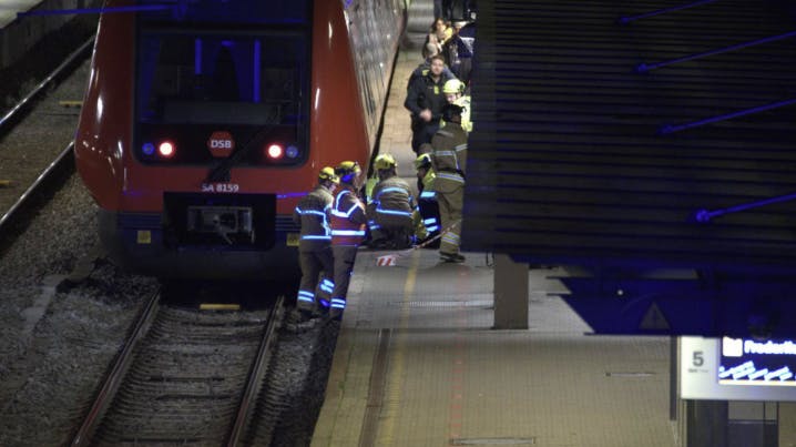 Her hjælper redningspersonalet med at få manden på ret køl igen.