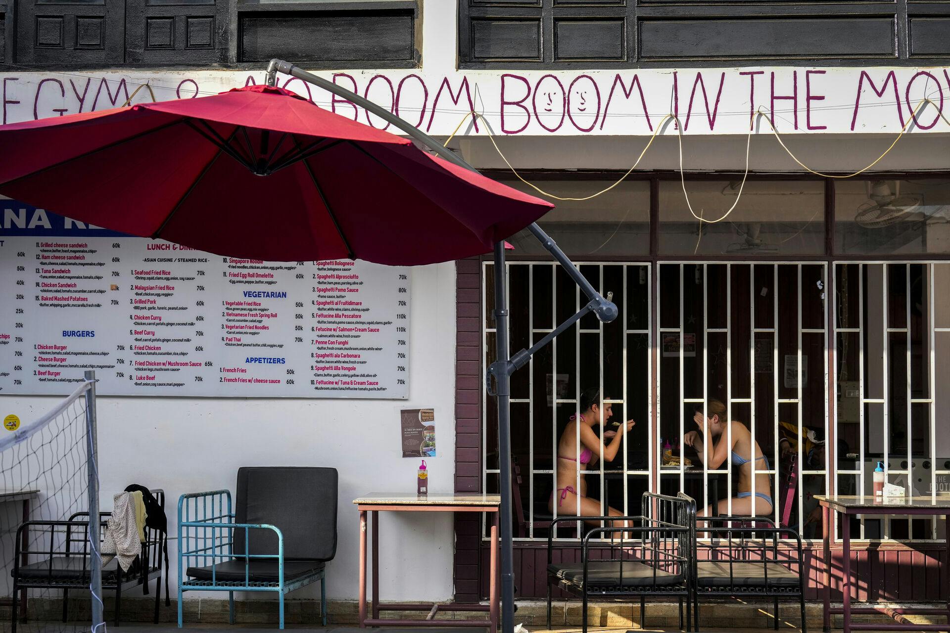 Der var ingen megen hjælp at hente for forældrene til de to danske piger, der mistede livet efter et ophold på et hostel i Vang Vieng, Laos.