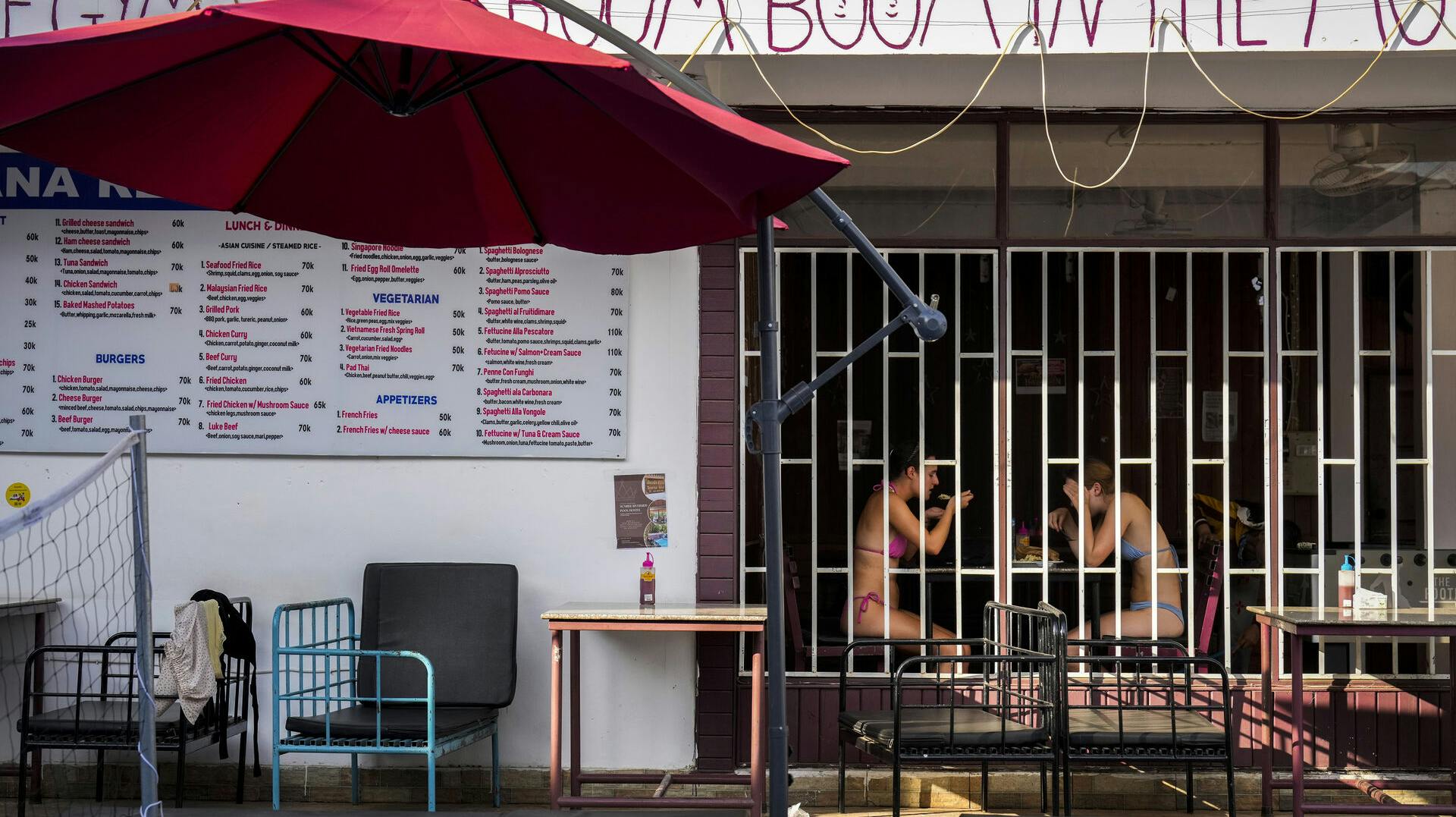 Der var ingen megen hjælp at hente for forældrene til de to danske piger, der mistede livet efter et ophold på et hostel i Vang Vieng, Laos.