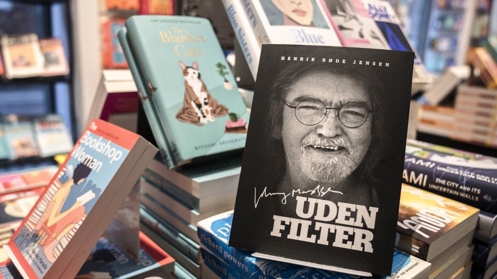 Biografien "Johnny Madsen - Uden Filter" har været omstridt op til sin udgivelse. Johnny Madsens søn mener ikke, at han far var indforstået med, at forfatterens samtaler med musikeren, skulle bruges til en bog. -