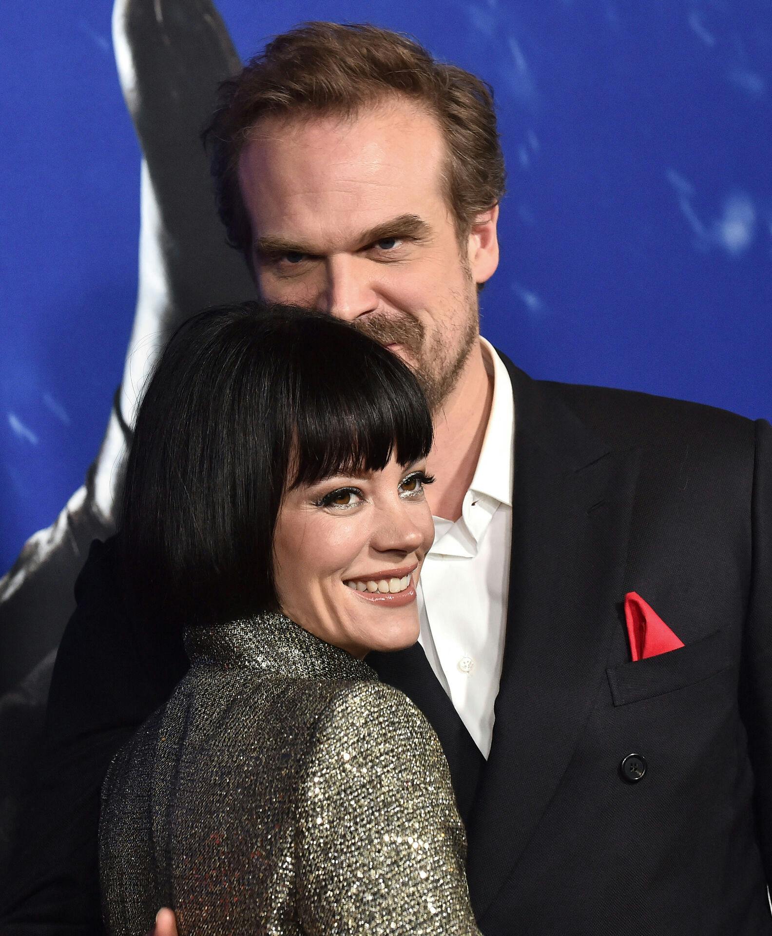 Lily Allen og David Harbour.