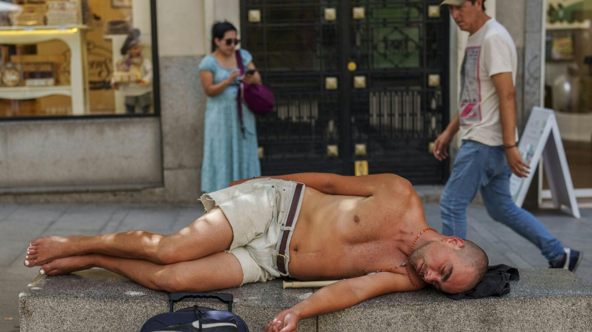Skal vandet i en svømmepøl eller manden her? I Spanien er man ikke i tvivl - der skal spares på vandet, så der er nok til alle mest nødvendige behov.